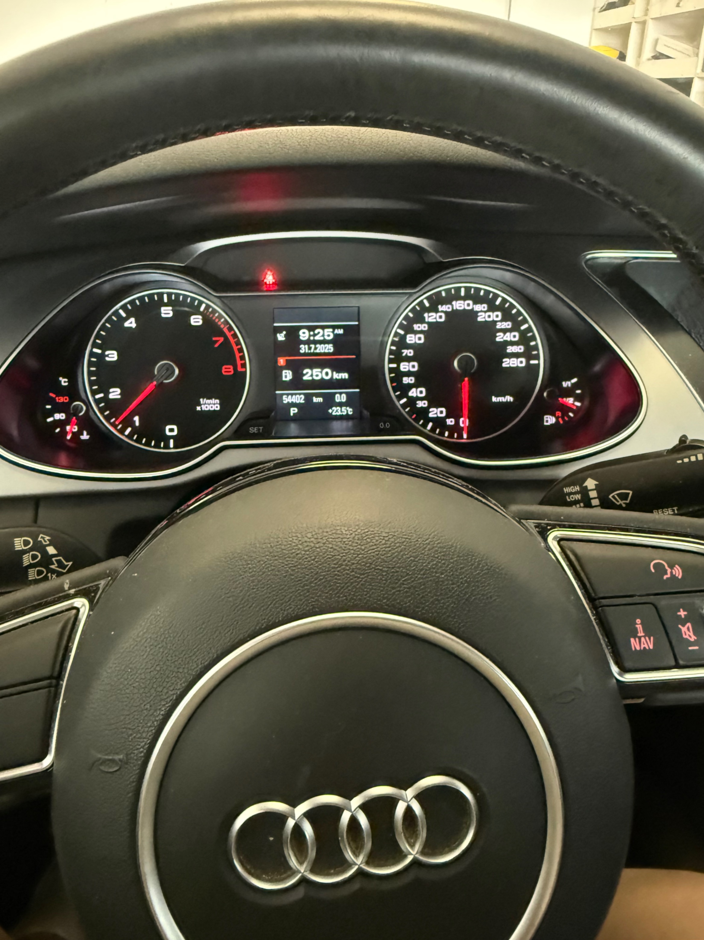 Photo 9 from auction – 2014 AUDI A4 TECHNIK with VIN WAUKFCFL2EN014175