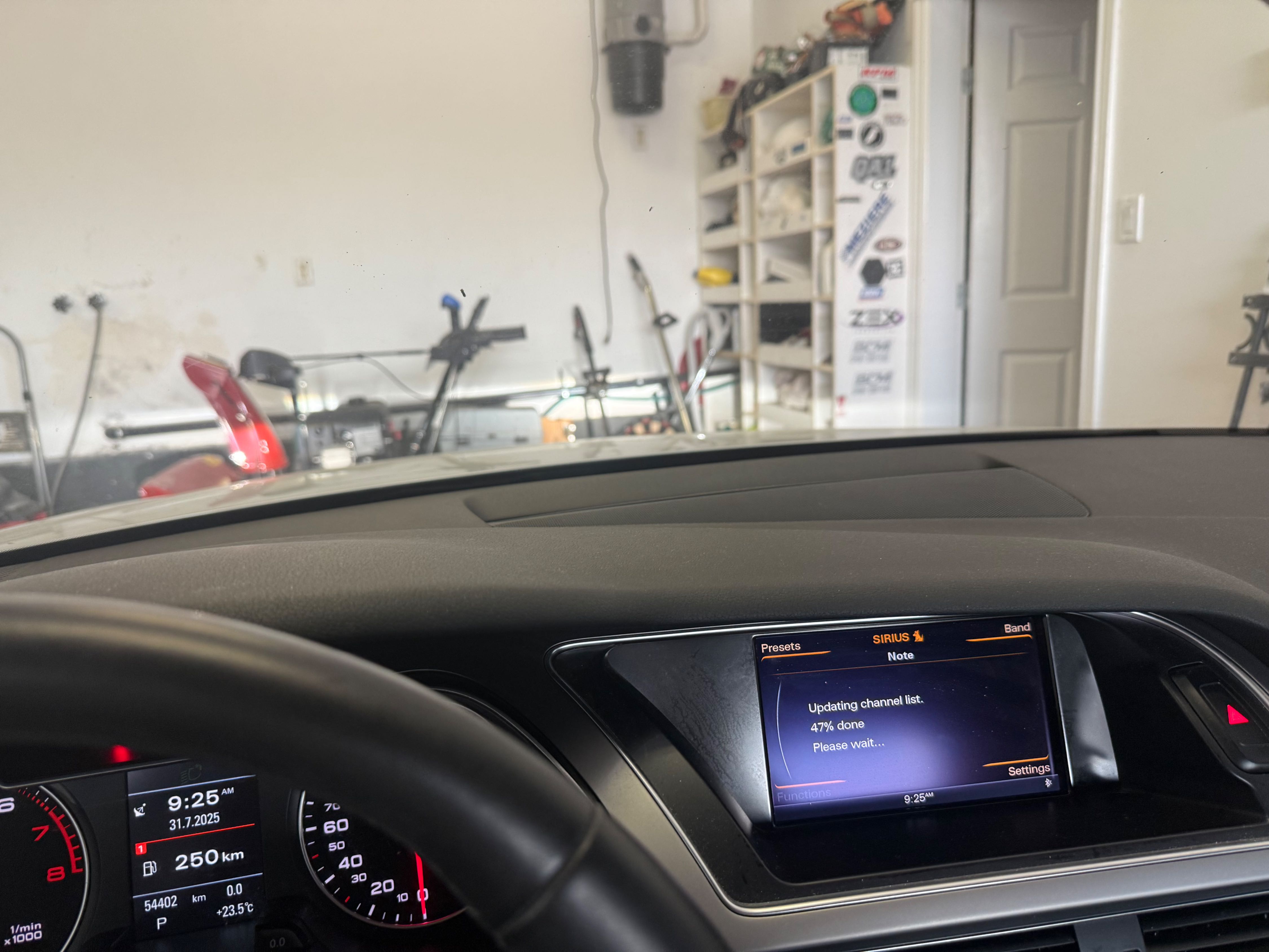 Photo 8 from auction – 2014 AUDI A4 TECHNIK with VIN WAUKFCFL2EN014175