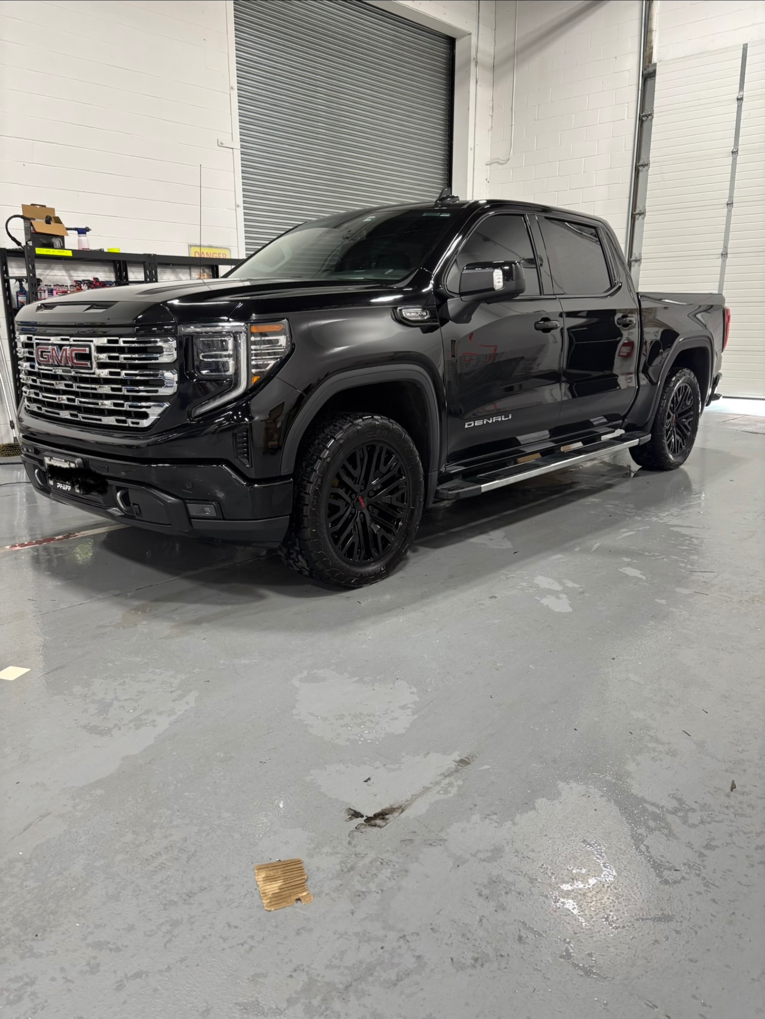 GMC SIERRA 1500 DENALI 2023 with VIN 3GTUUGED1PG243249 - Photo from auction