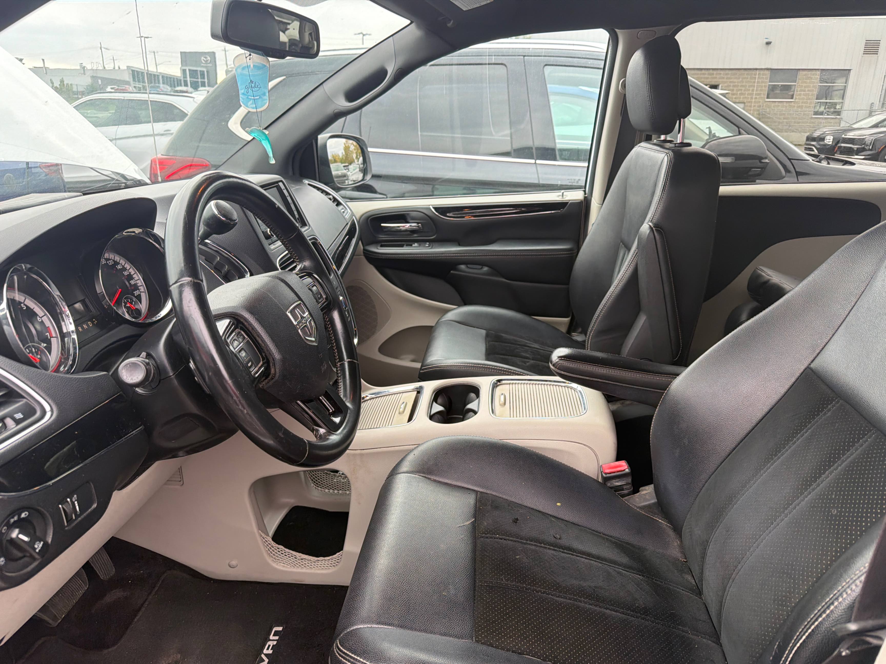 Photo 5 from auction – 2016 DODGE GRAND CARAVAN SXT PREMIUM PLUS with VIN 2C4RDGBGXGR331389