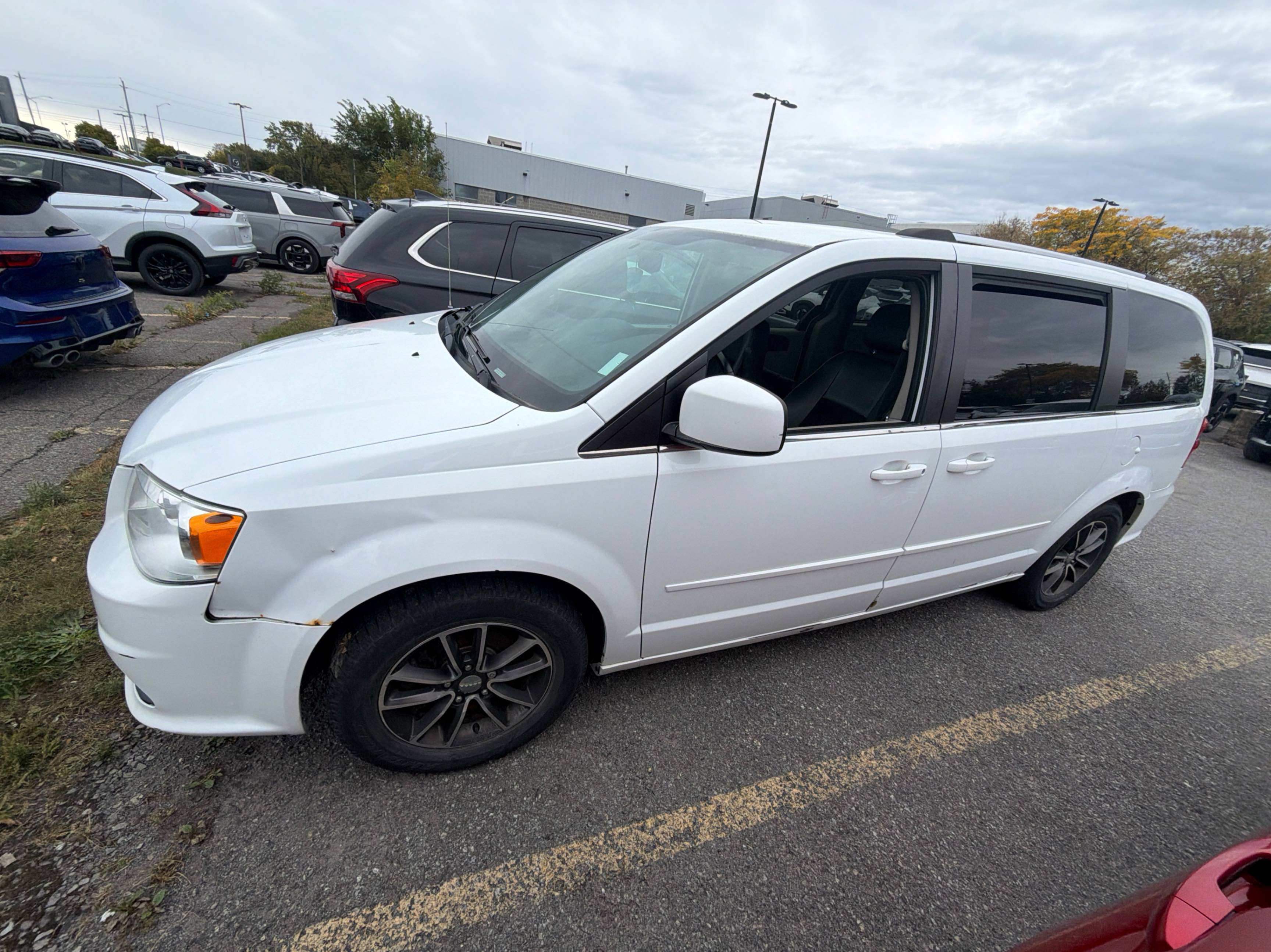 Photo 2 from auction – 2016 DODGE GRAND CARAVAN SXT PREMIUM PLUS with VIN 2C4RDGBGXGR331389