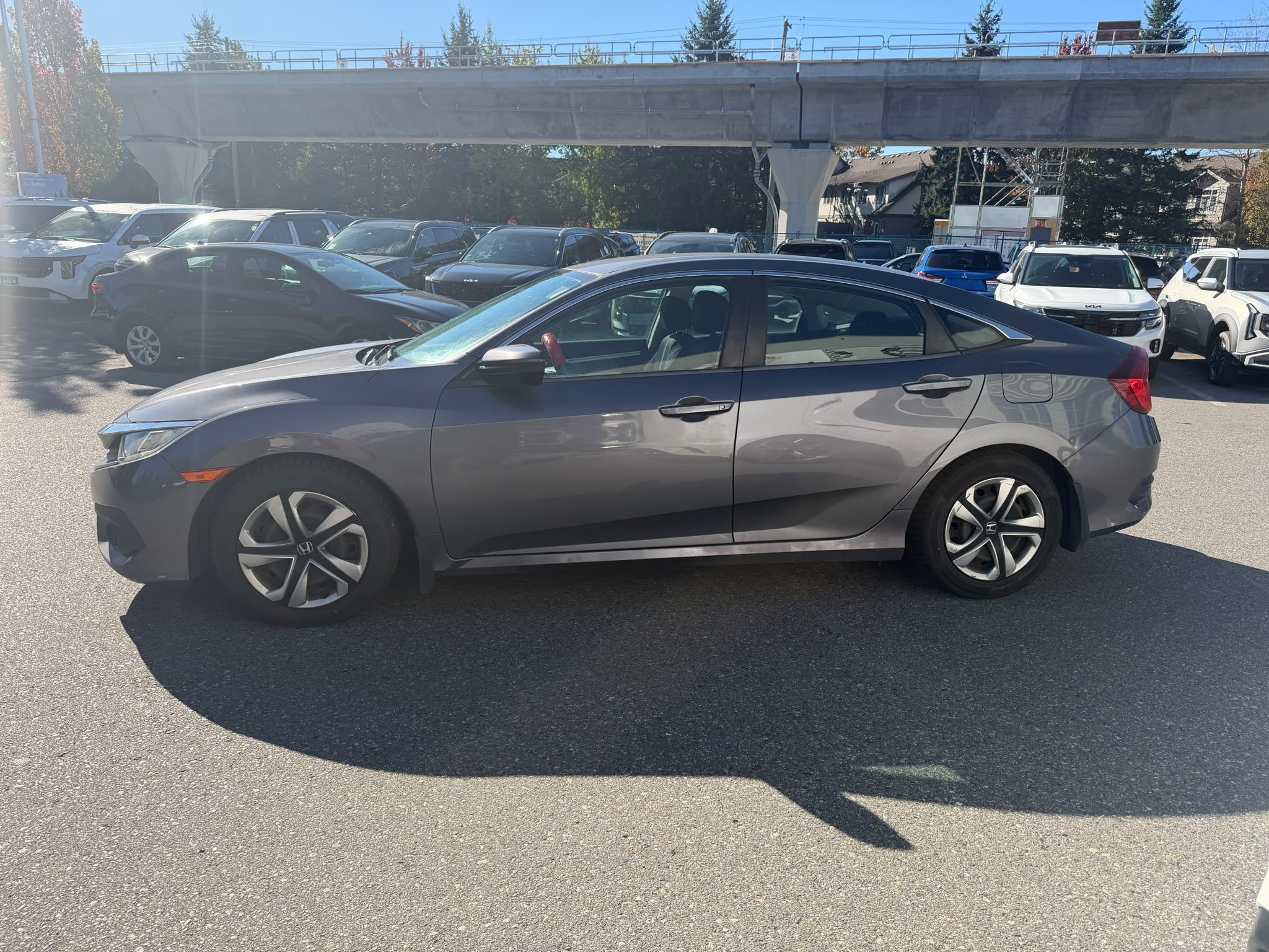 Снимка 2 от търг – 2017 HONDA CIVIC SEDAN LX с VIN 2HGFC2F62HH006240
