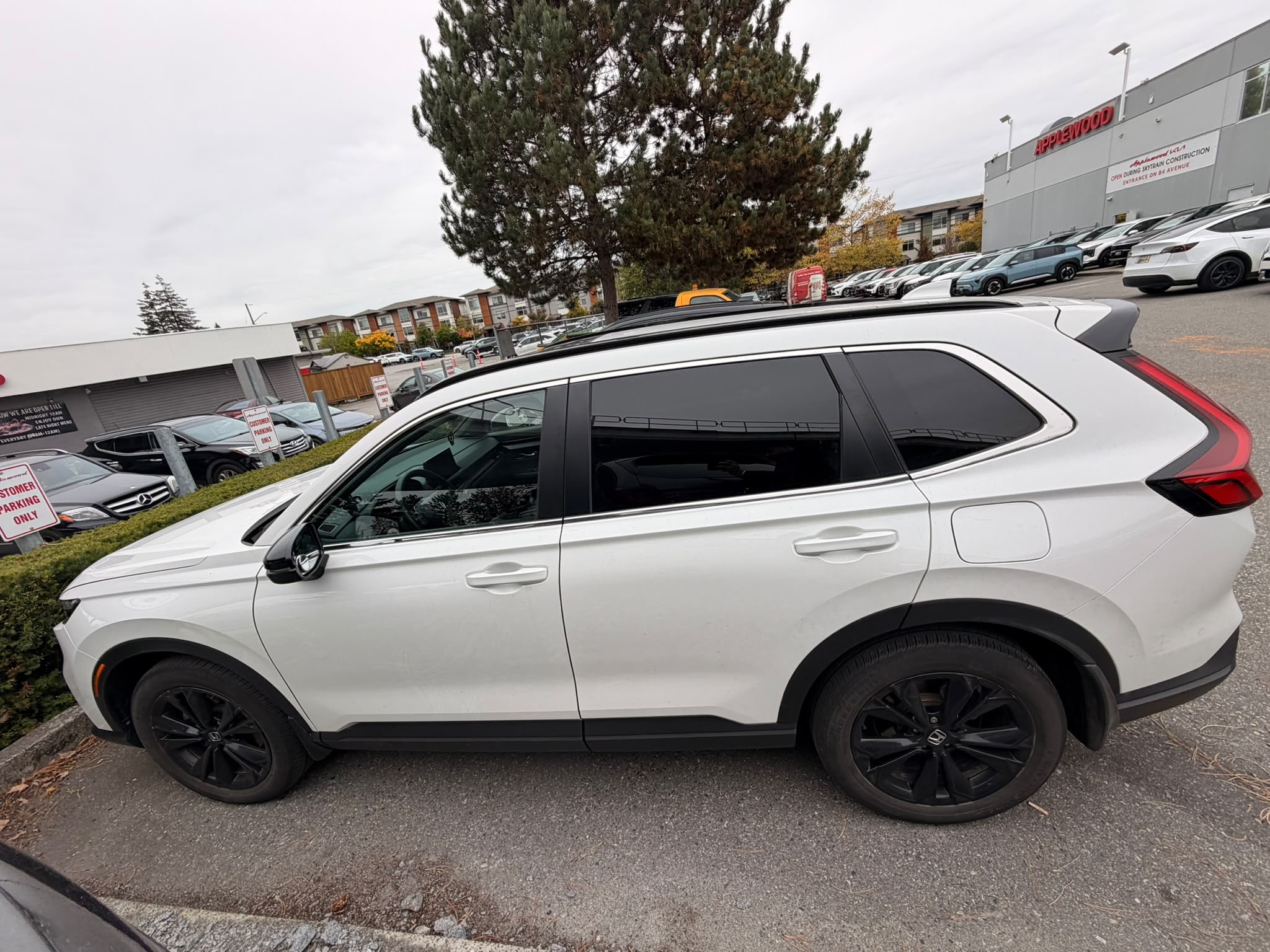 Снимка 2 от търг – 2024 HONDA CR-V HYBRID TOURING с VIN 2HKRS6H98RH208621