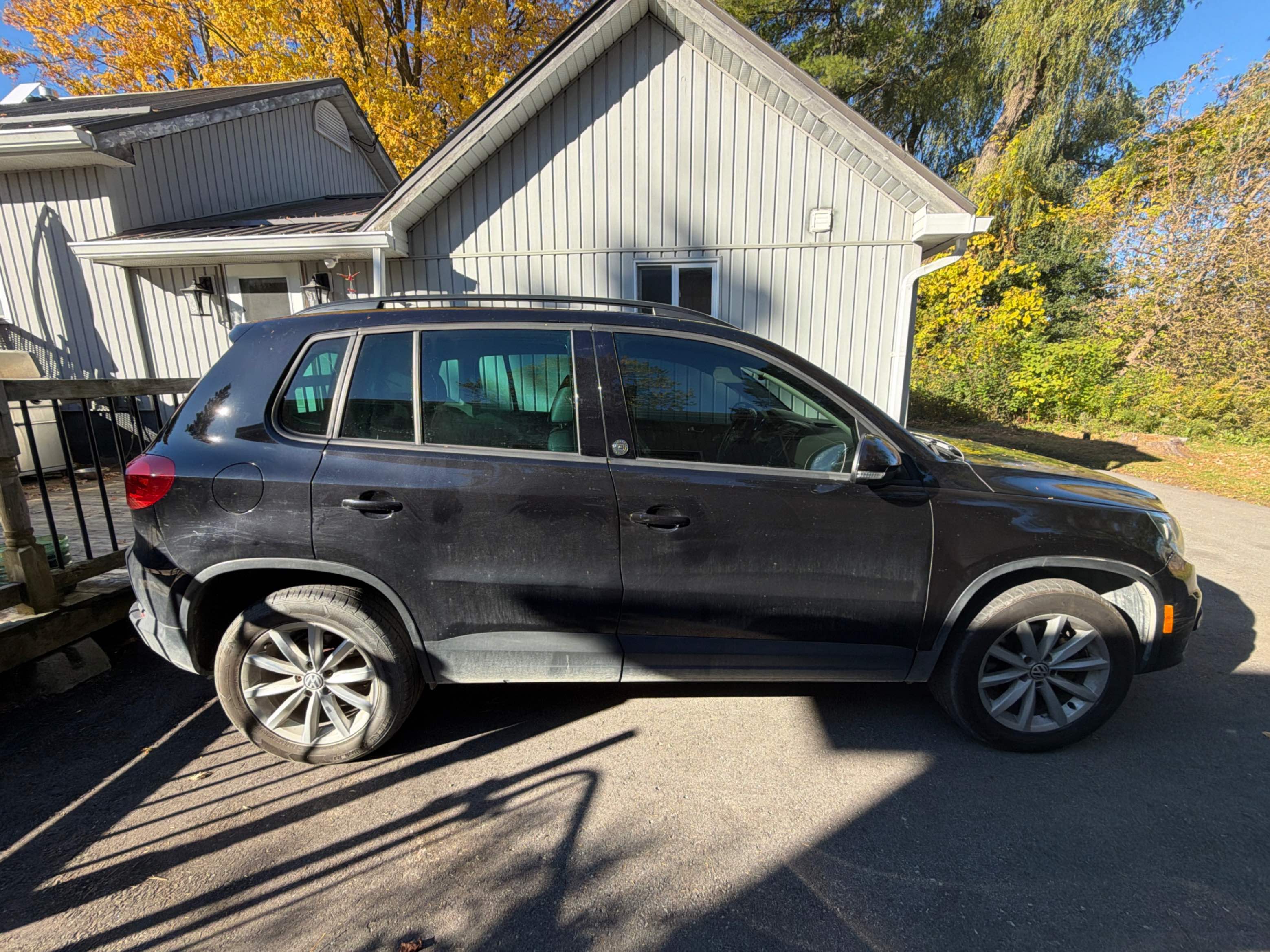 Снимка 3 от търг – 2017 VOLKSWAGEN TIGUAN WOLFSBURG EDITION с VIN WVGNV7AX3HW508060