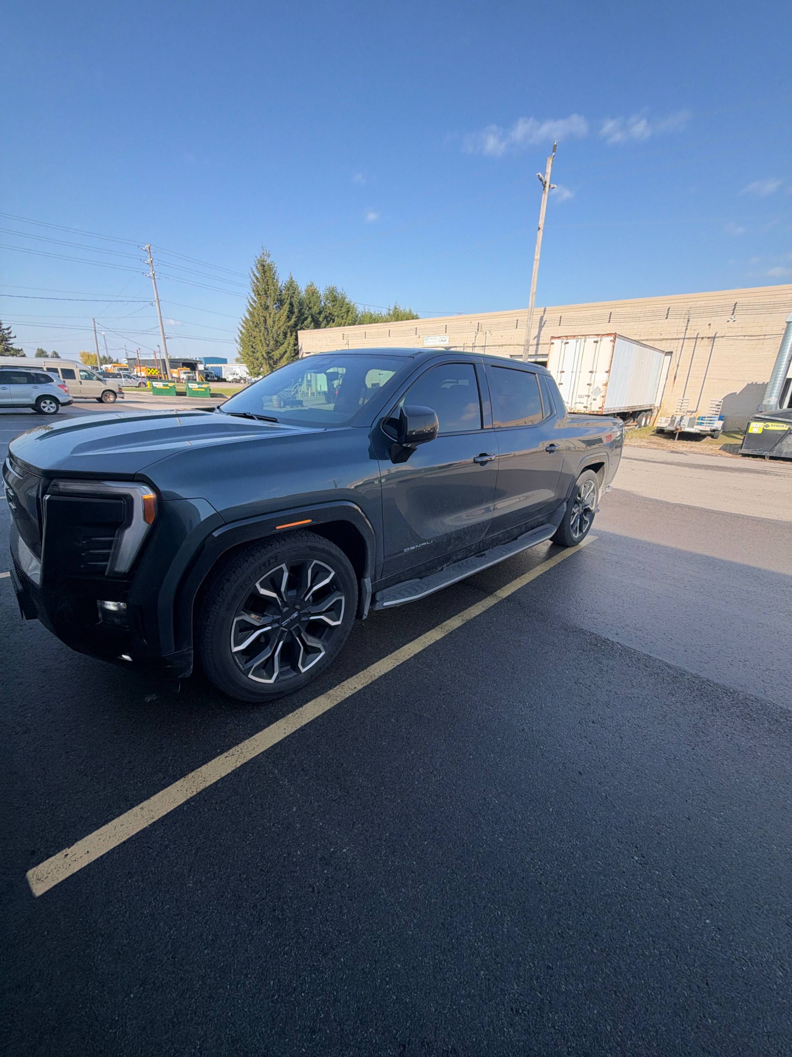 Снимка 2 от търг – 2025 GMC SIERRA EV EXTENDED RANGE DENALI с VIN 1GT10MED3SU409709