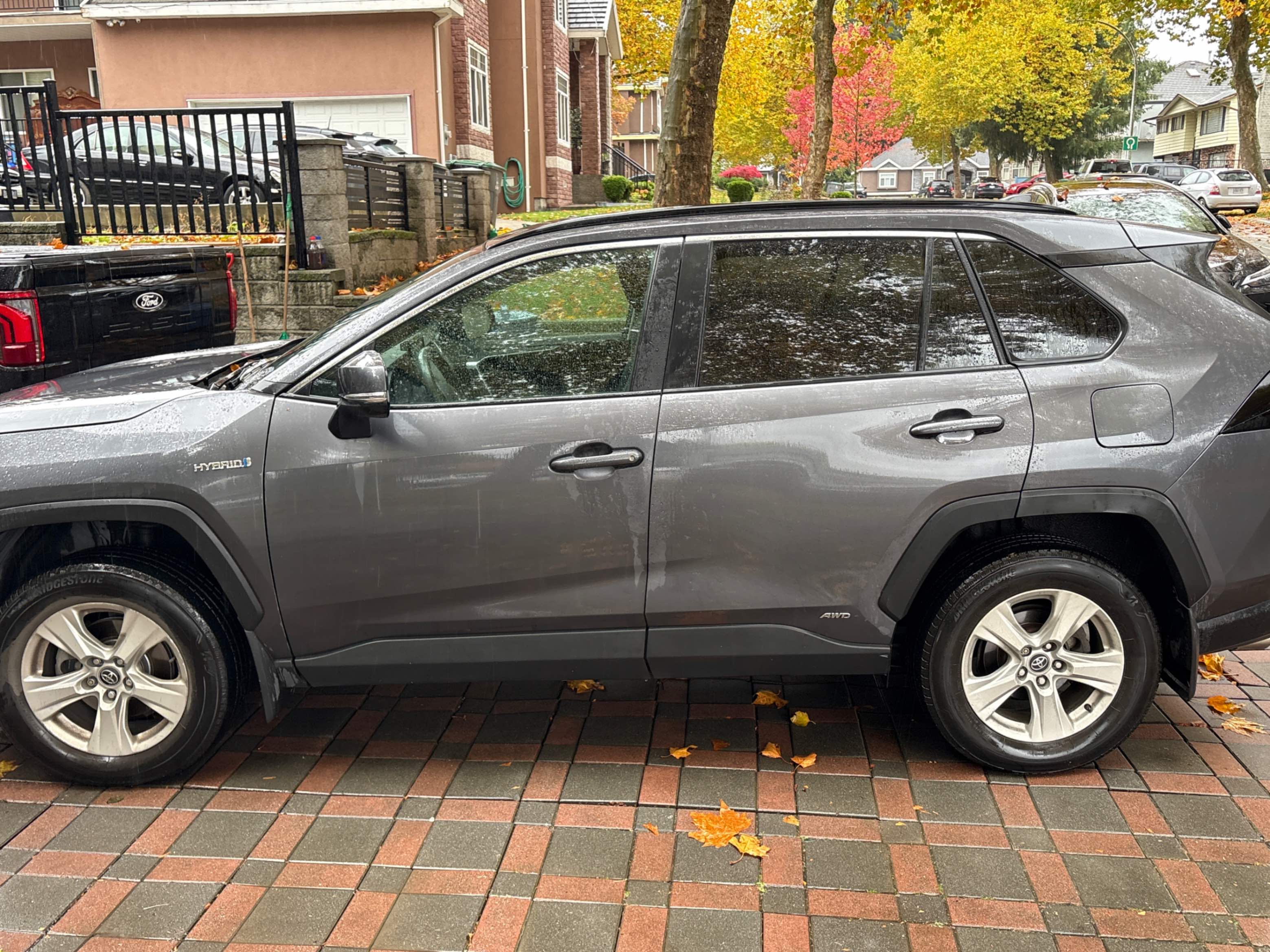 Снимка 2 от търг – 2019 TOYOTA RAV4 HYBRID LE с VIN 2T3BWRFV6KW017513