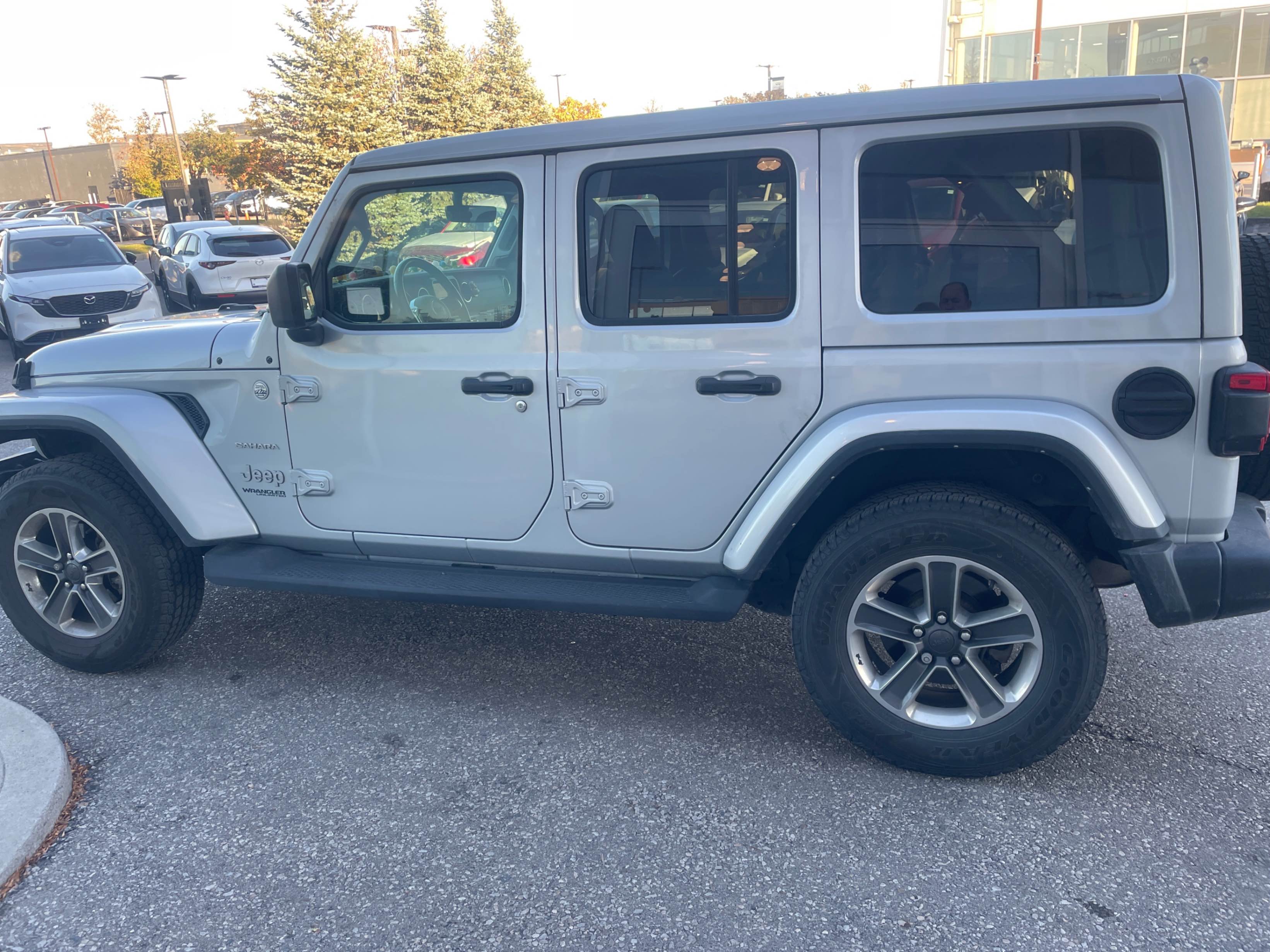 Снимка 2 от търг – 2022 JEEP WRANGLER UNLIMITED SAHARA с VIN 1C4HJXEN1NW268928