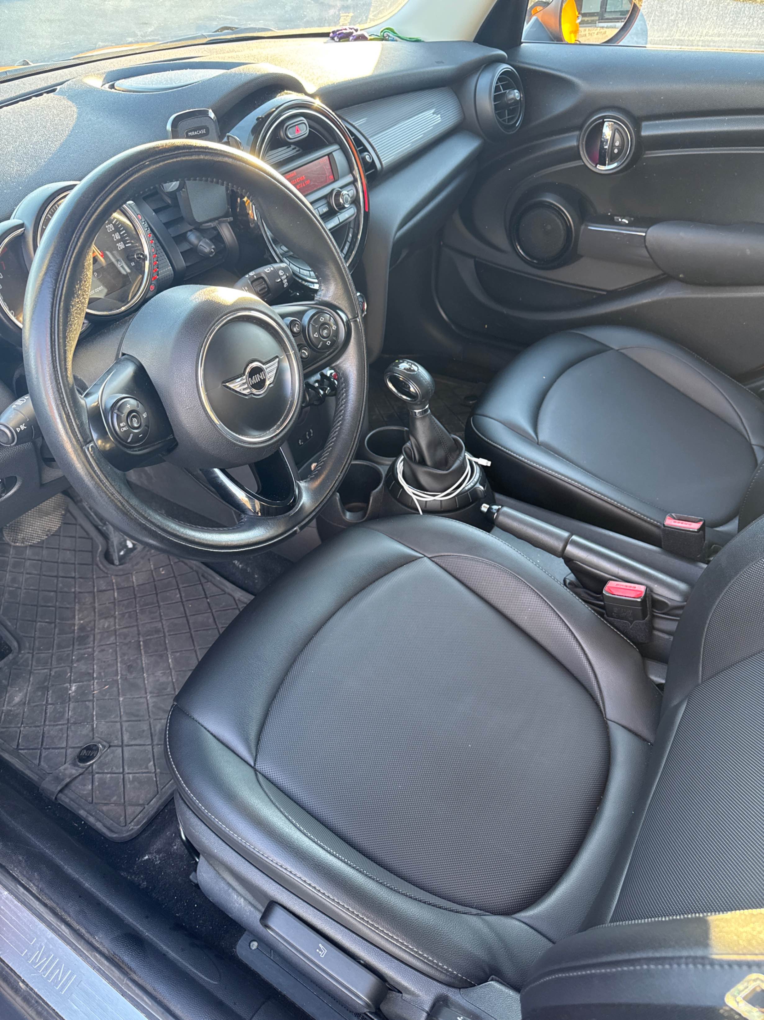 Снимка 5 от търг – 2016 MINI COOPER HARDTOP 5 DOOR 5DR HB с VIN WMWXU1C50G2D11281
