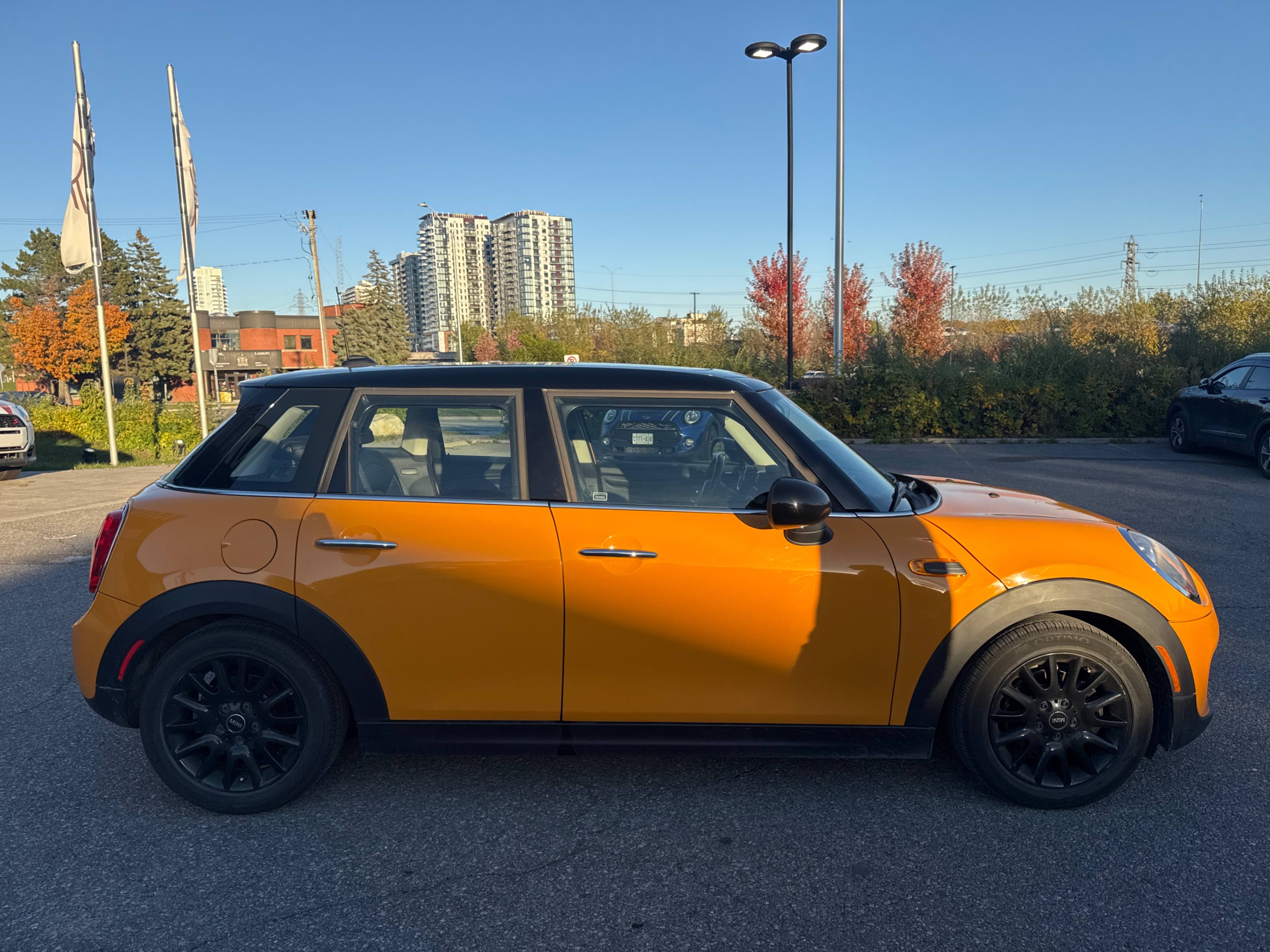 Снимка 3 от търг – 2016 MINI COOPER HARDTOP 5 DOOR 5DR HB с VIN WMWXU1C50G2D11281