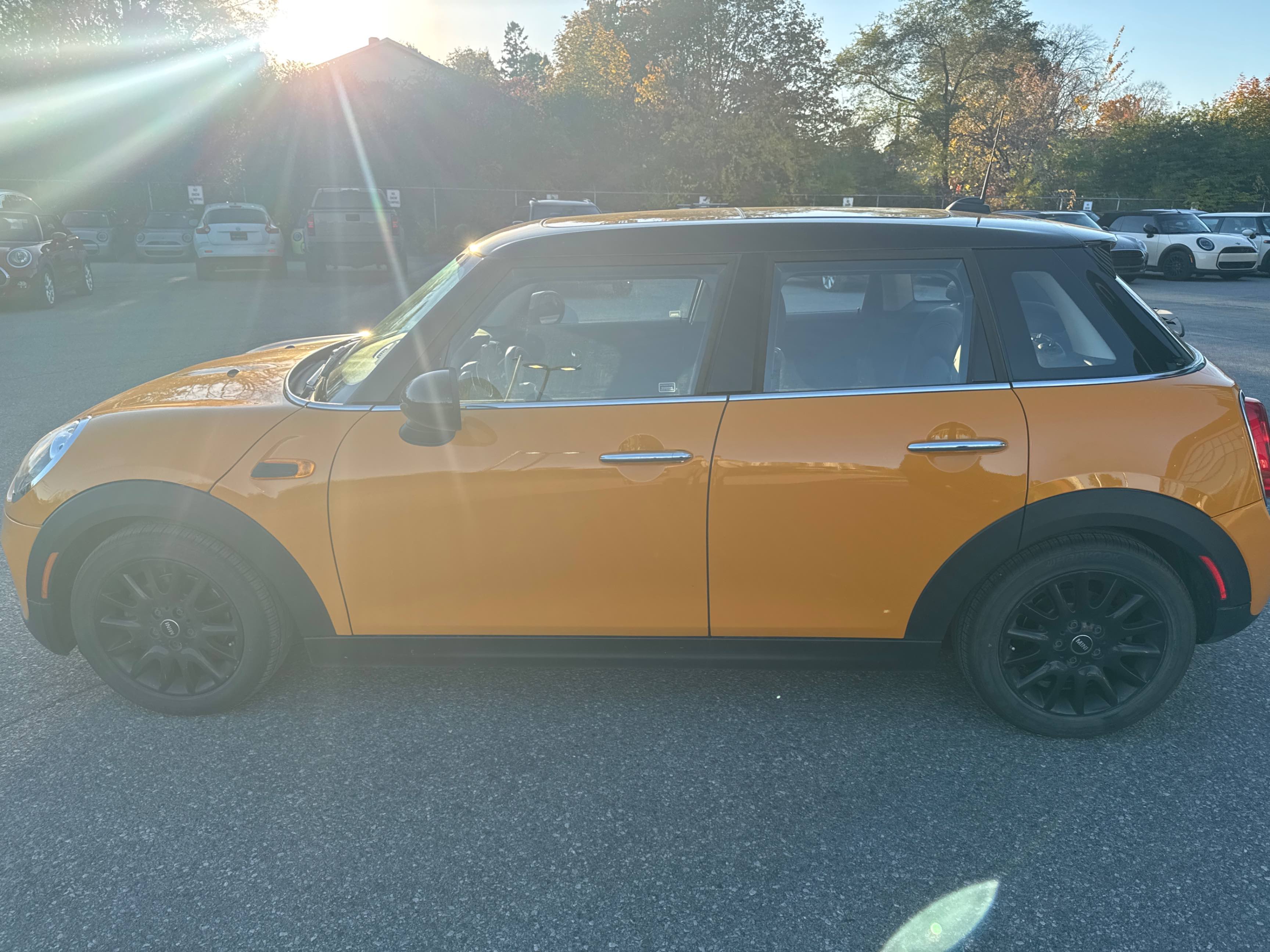 Снимка 2 от търг – 2016 MINI COOPER HARDTOP 5 DOOR 5DR HB с VIN WMWXU1C50G2D11281