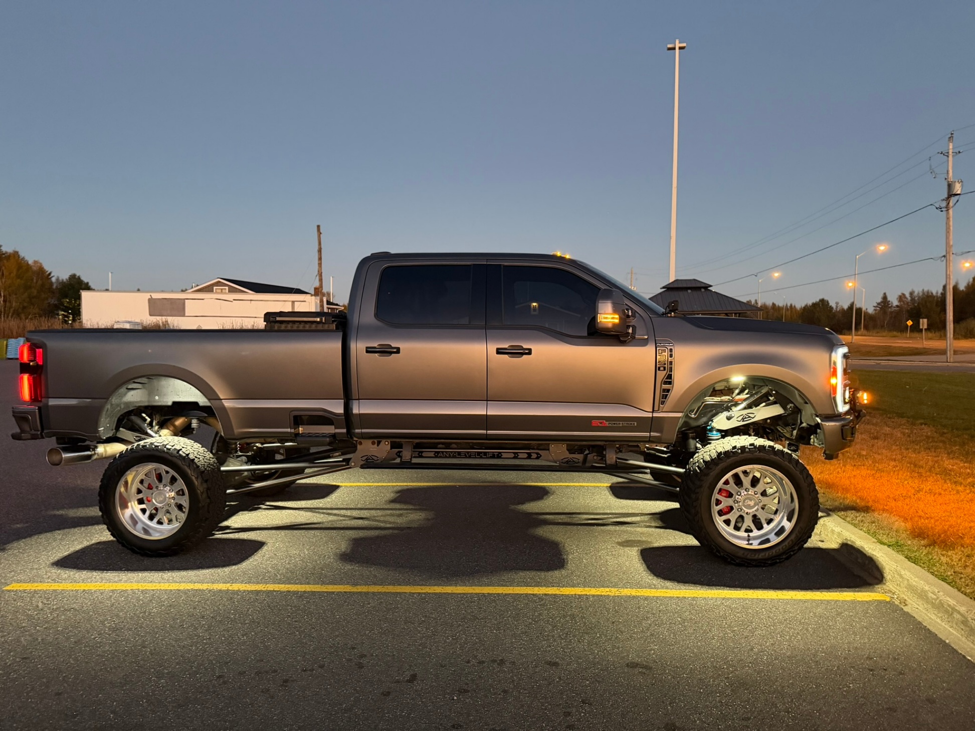 Снимка 2 от търг – 2023 FORD SUPER DUTY F-350 SRW 4WD CREW CAB BOX с VIN 1FT8W3BM4PEC75094