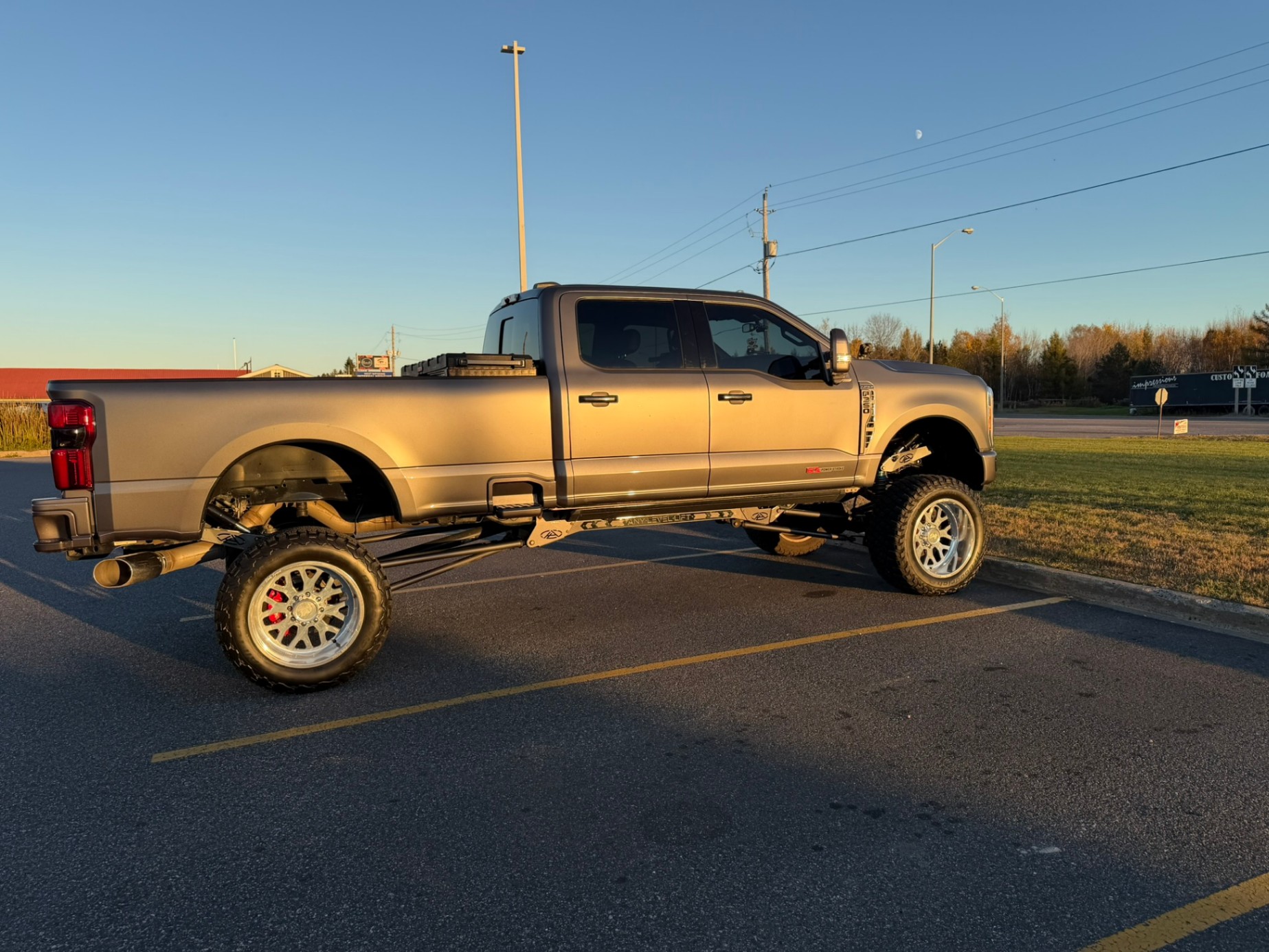 Снимка 3 от търг – 2023 FORD SUPER DUTY F-350 SRW 4WD CREW CAB BOX с VIN 1FT8W3BM4PEC75094