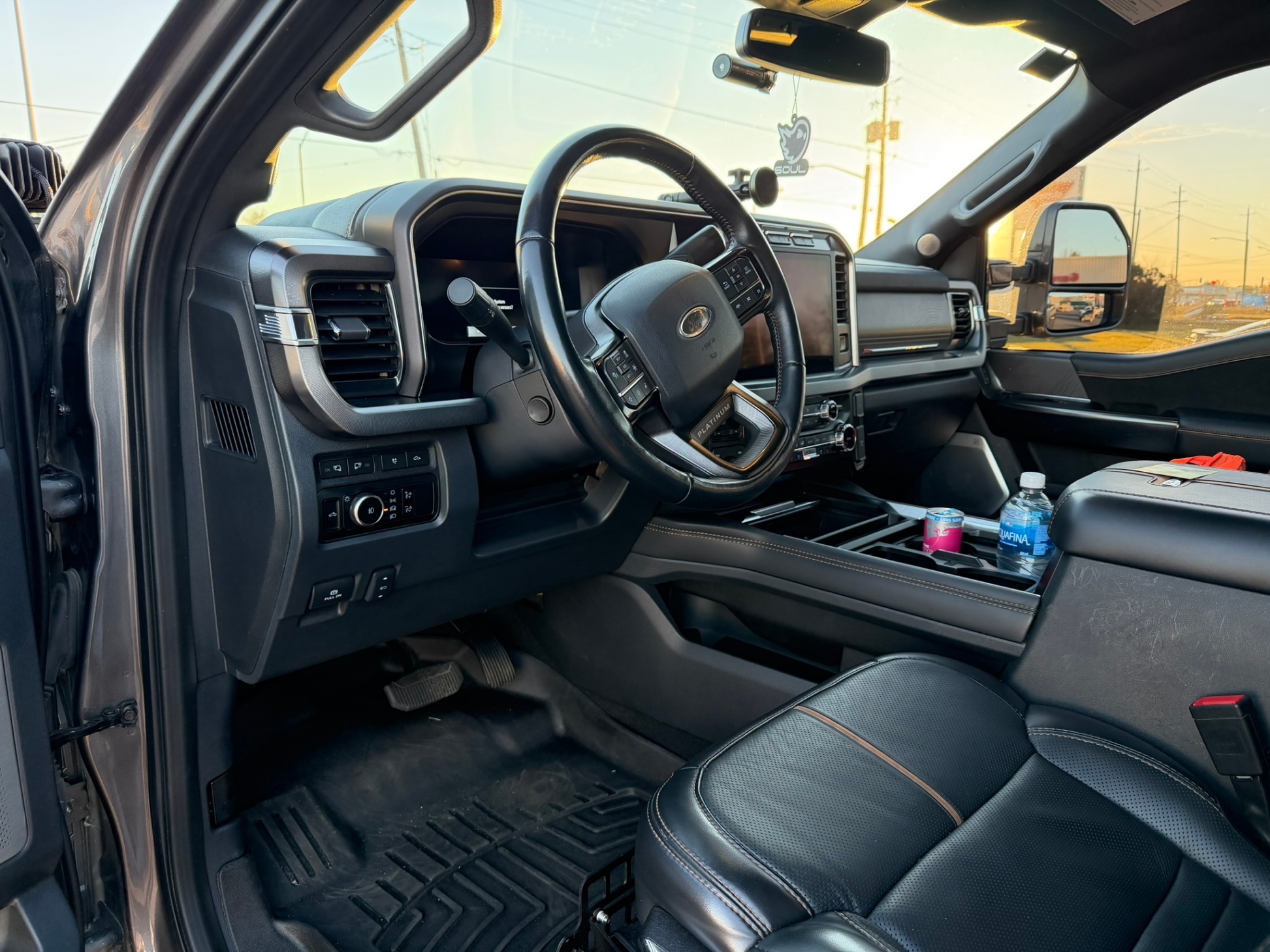 Снимка 5 от търг – 2023 FORD SUPER DUTY F-350 SRW 4WD CREW CAB BOX с VIN 1FT8W3BM4PEC75094