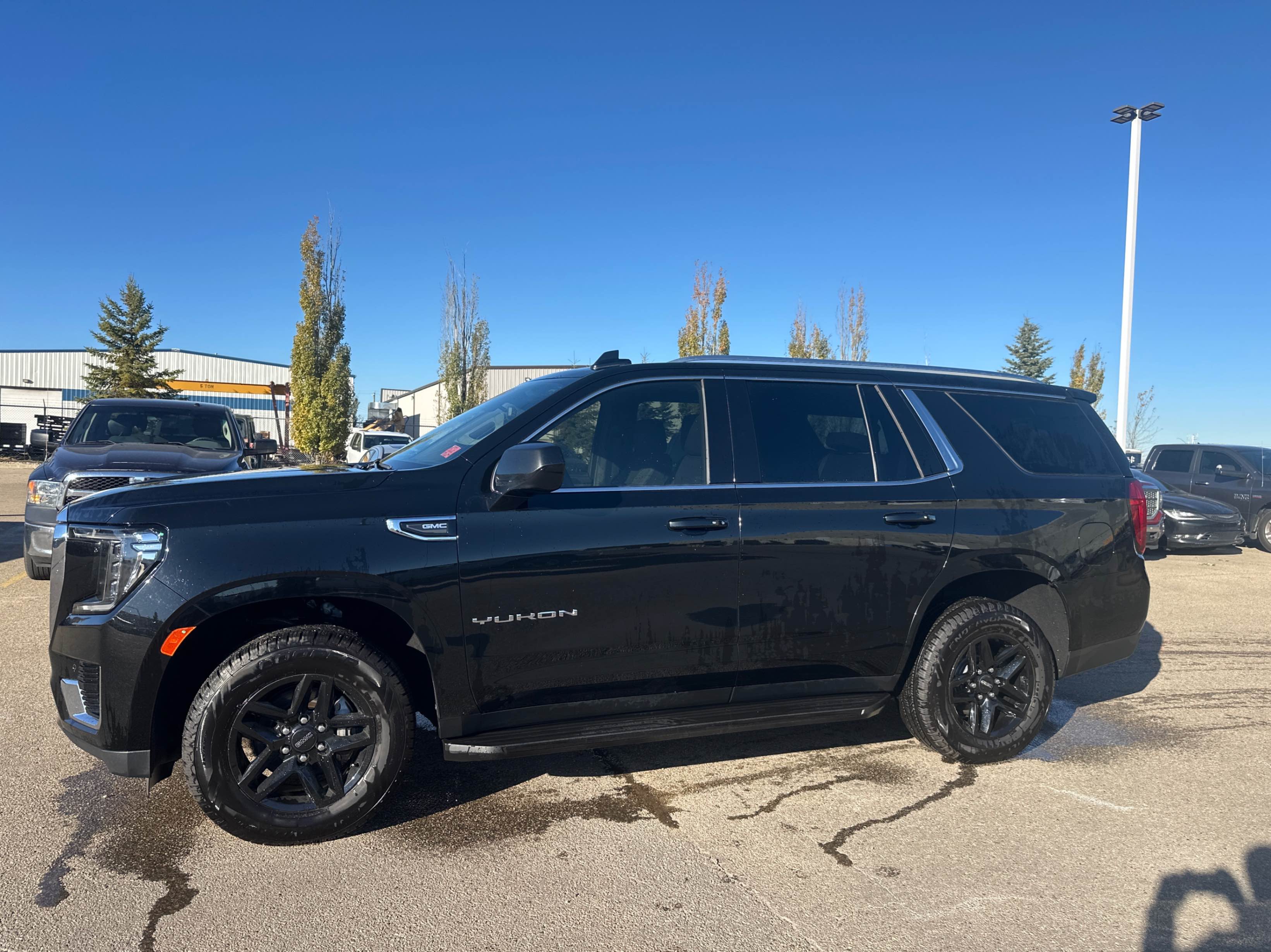 Снимка 2 от търг – 2021 GMC YUKON SLE с VIN 1GKS2AKD4MR243342