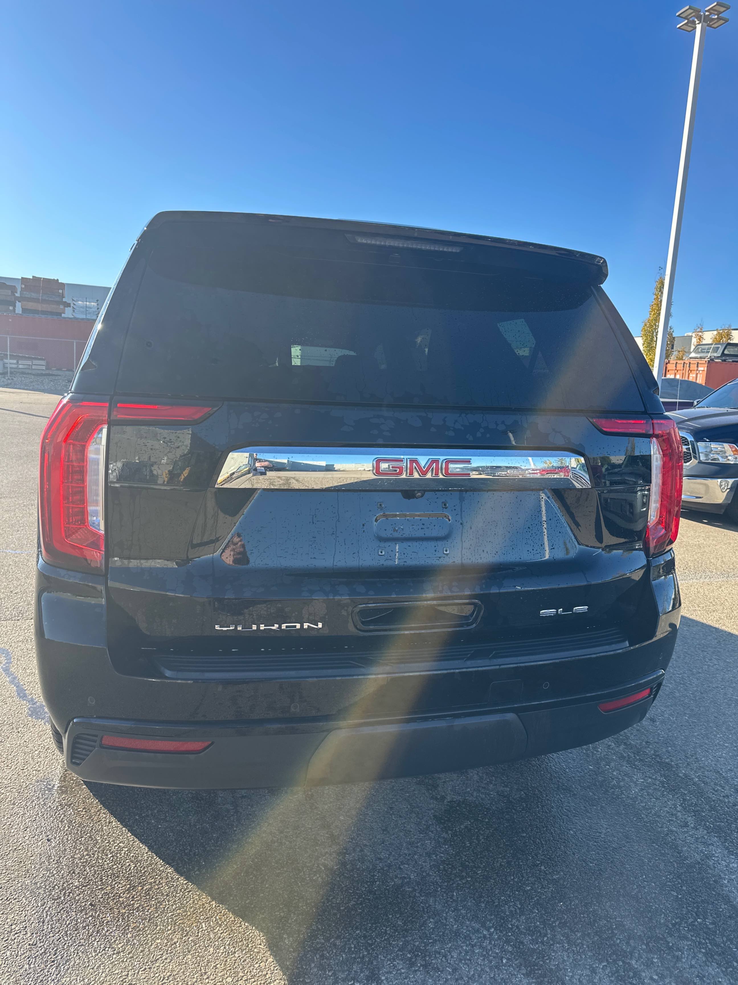 Снимка 4 от търг – 2021 GMC YUKON SLE с VIN 1GKS2AKD4MR243342
