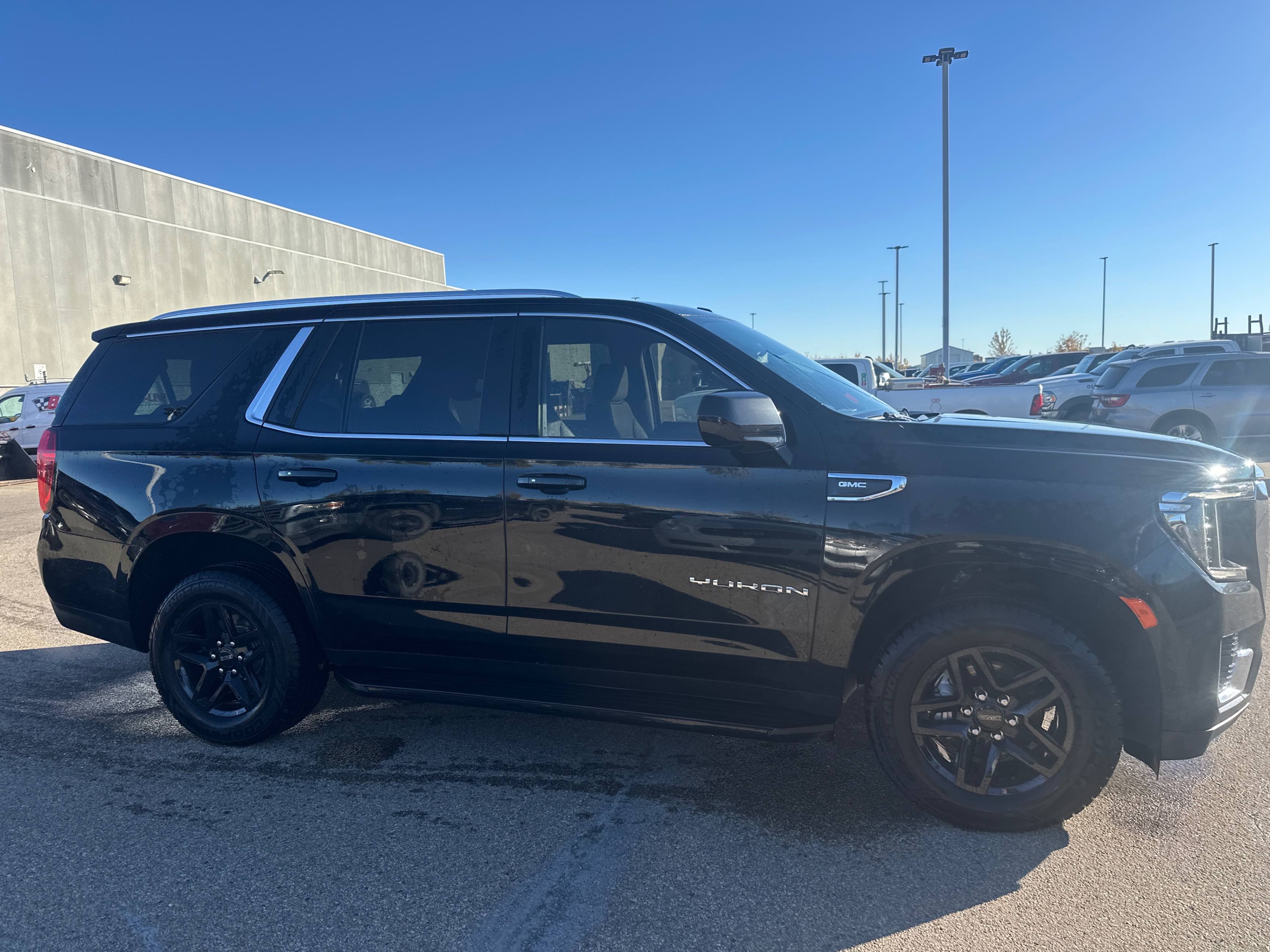 Снимка 3 от търг – 2021 GMC YUKON SLE с VIN 1GKS2AKD4MR243342