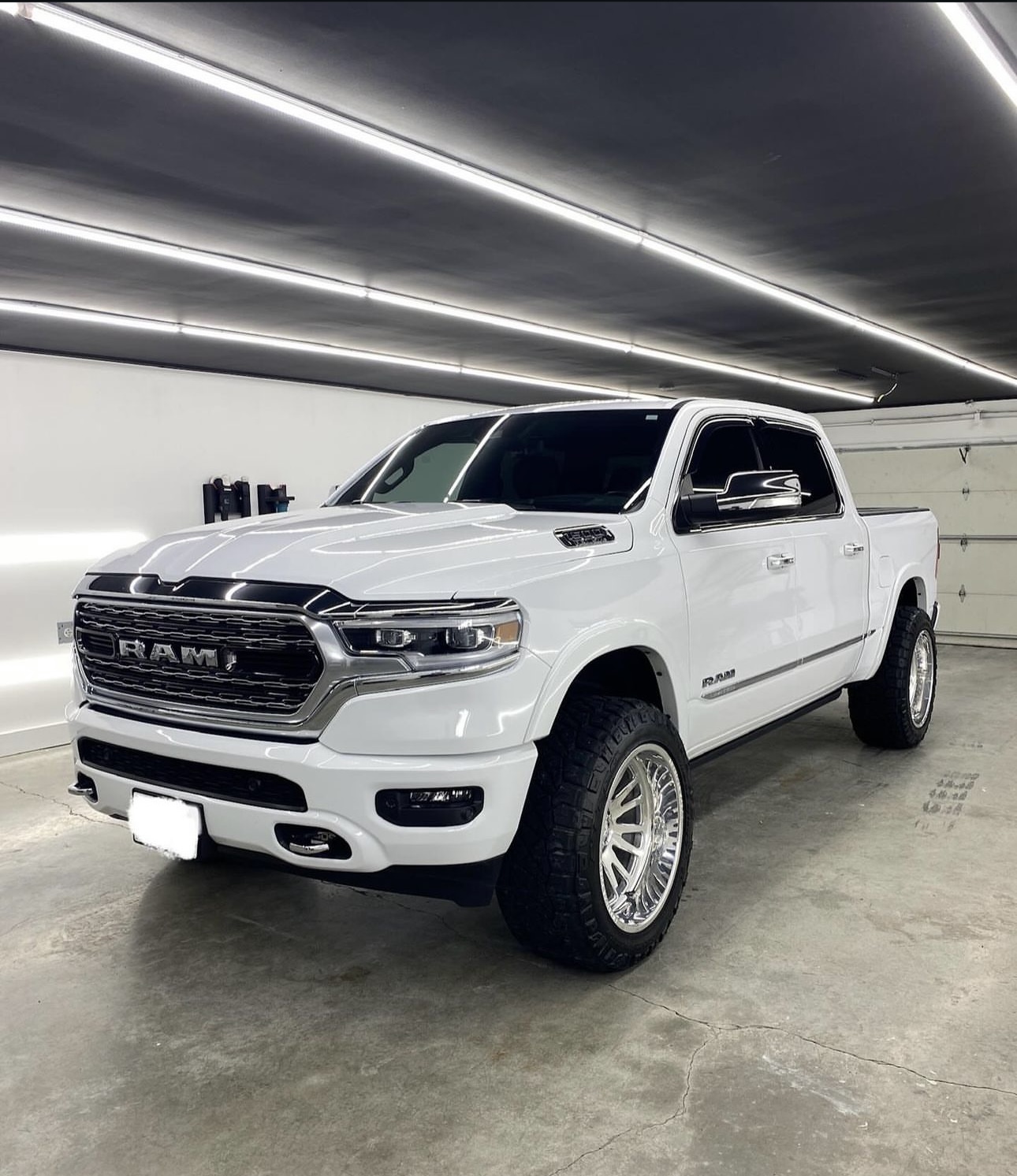 RAM 1500 LIMITED 2022 with VIN 1C6SRFHTXNN163840 - Photo from auction