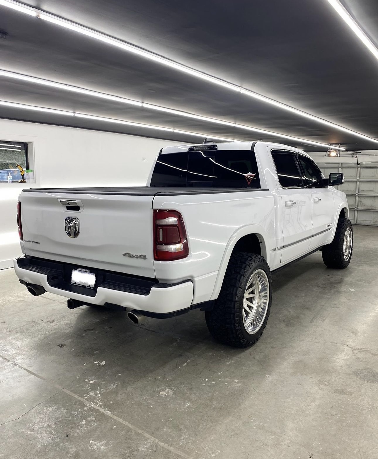 Photo 3 from auction – 2022 RAM 1500 LIMITED with VIN 1C6SRFHTXNN163840