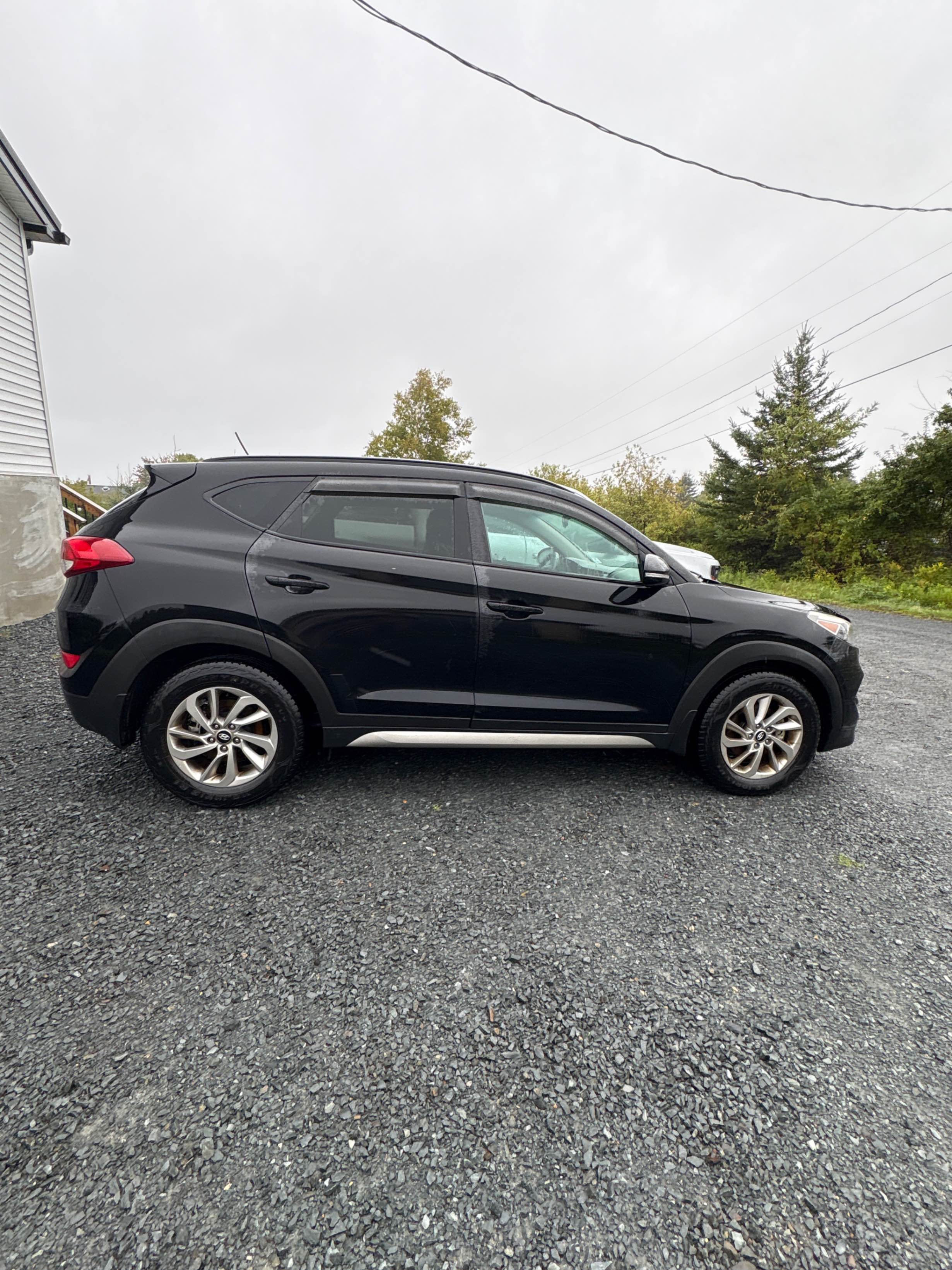 Photo 3 from auction – 2017 HYUNDAI TUCSON SE with VIN KM8J3CA47HU316784