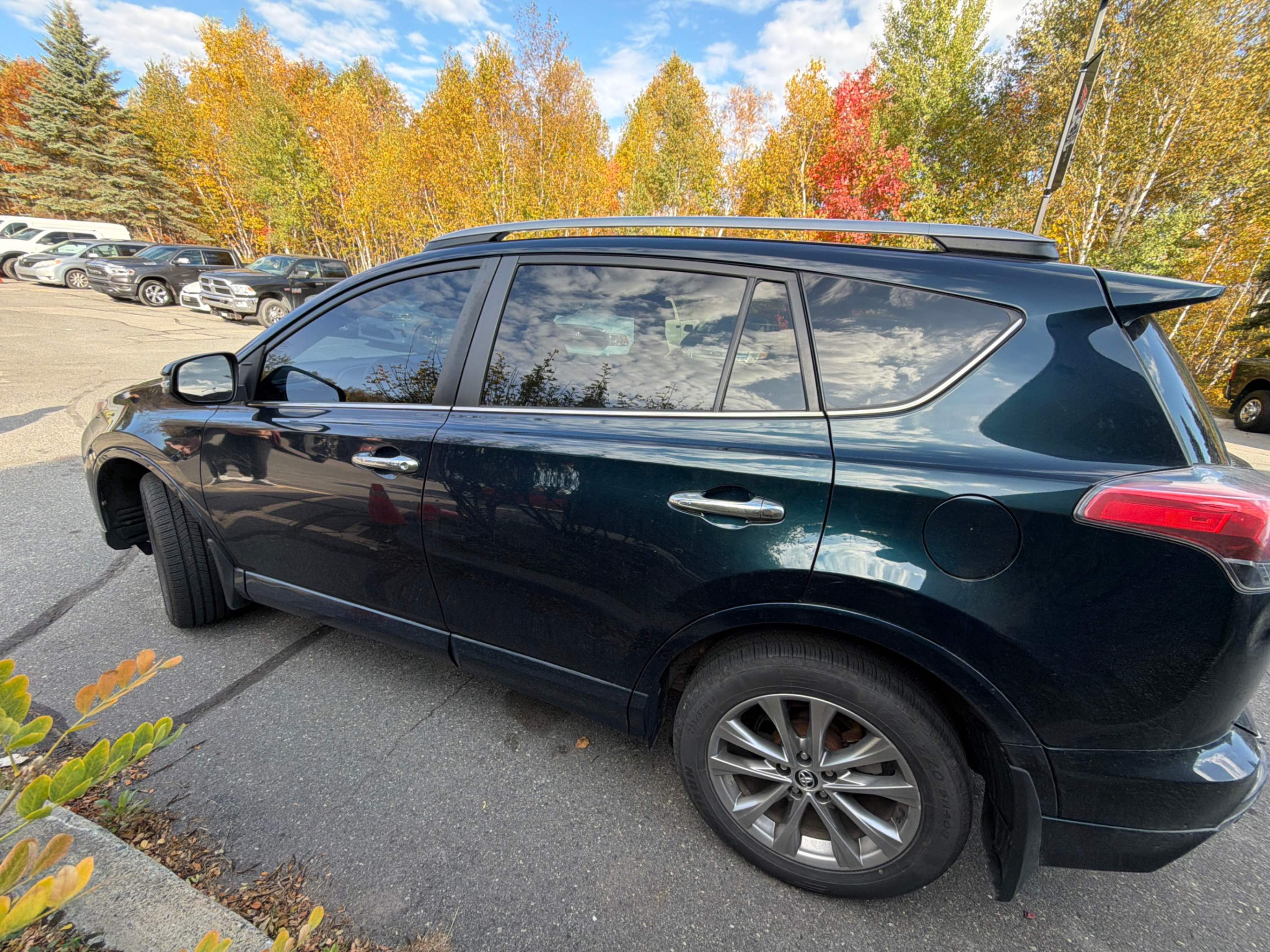 Photo 2 from auction – 2017 TOYOTA RAV4 LIMITED with VIN 2T3DFREVXHW543064