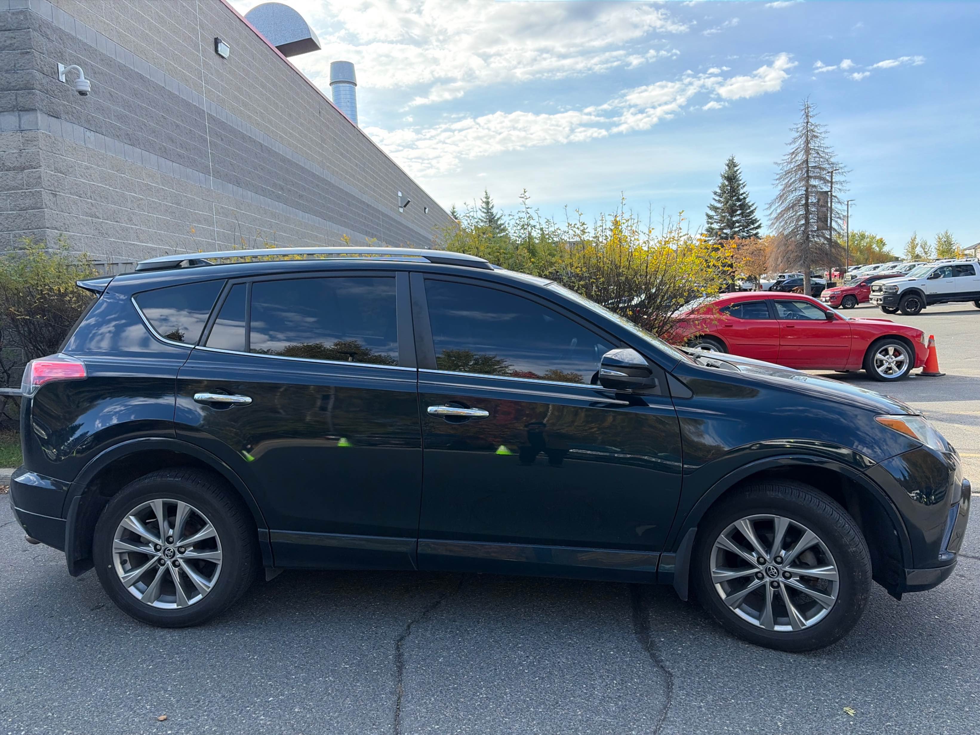 Photo 3 from auction – 2017 TOYOTA RAV4 LIMITED with VIN 2T3DFREVXHW543064