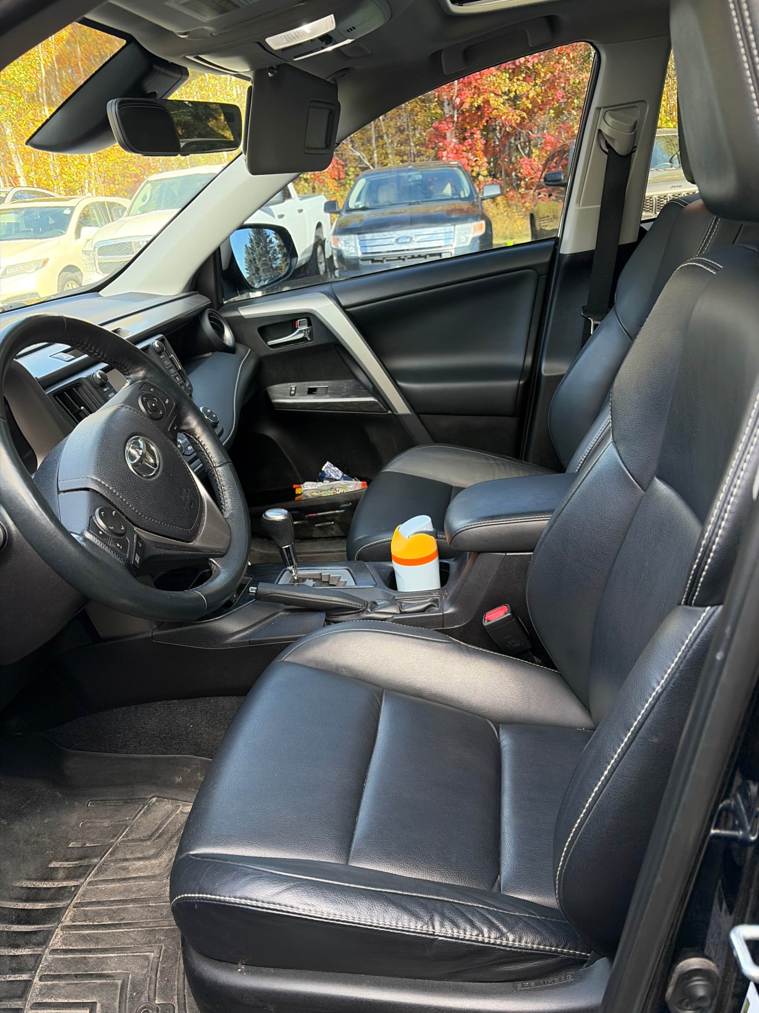 Photo 5 from auction – 2017 TOYOTA RAV4 LIMITED with VIN 2T3DFREVXHW543064