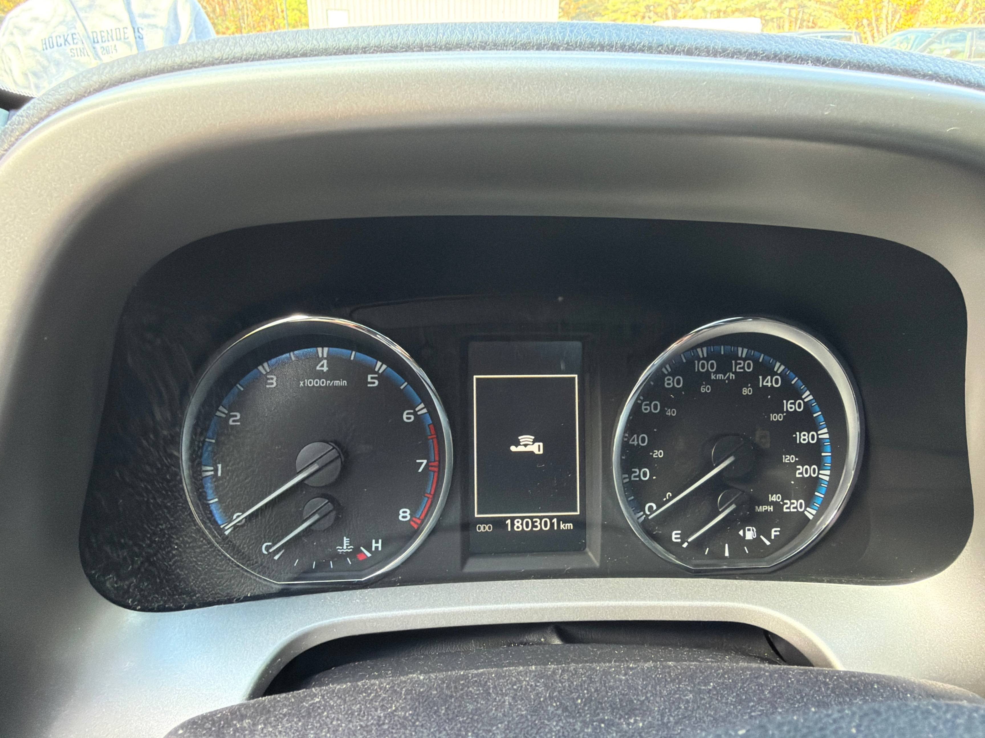 Photo 8 from auction – 2017 TOYOTA RAV4 LIMITED with VIN 2T3DFREVXHW543064