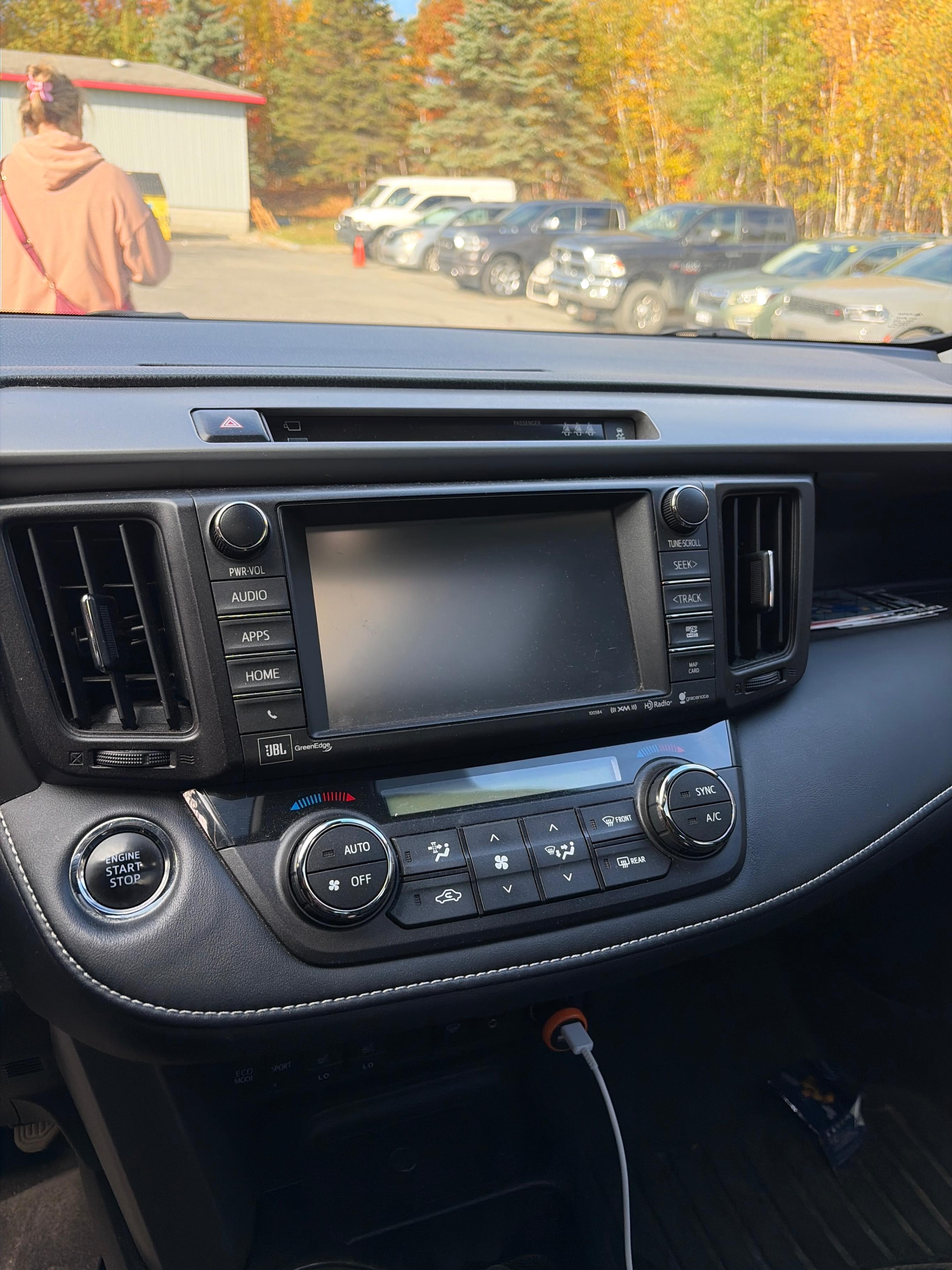 Photo 9 from auction – 2017 TOYOTA RAV4 LIMITED with VIN 2T3DFREVXHW543064
