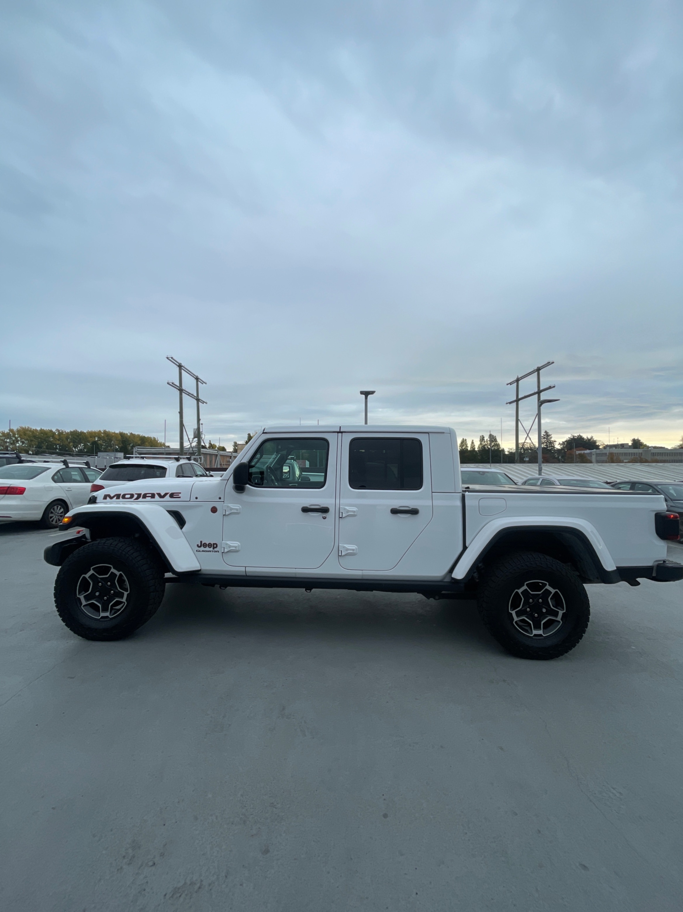 Снимка 2 от търг – 2023 JEEP GLADIATOR MOJAVE с VIN 1C6JJTEG1PL543270
