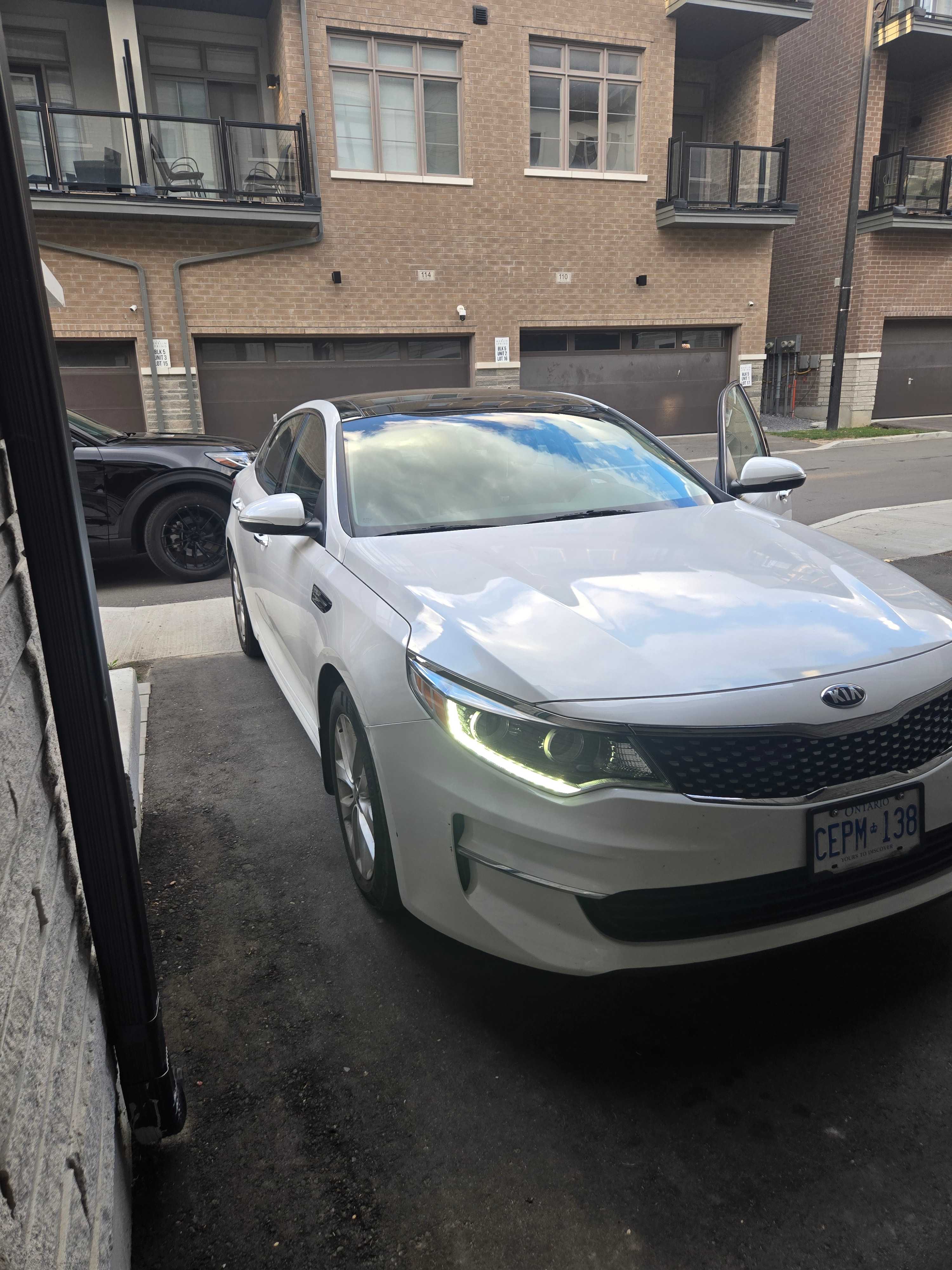 KIA OPTIMA EX 2018 with VIN 5XXGU4L36JG203605 - Photo from auction