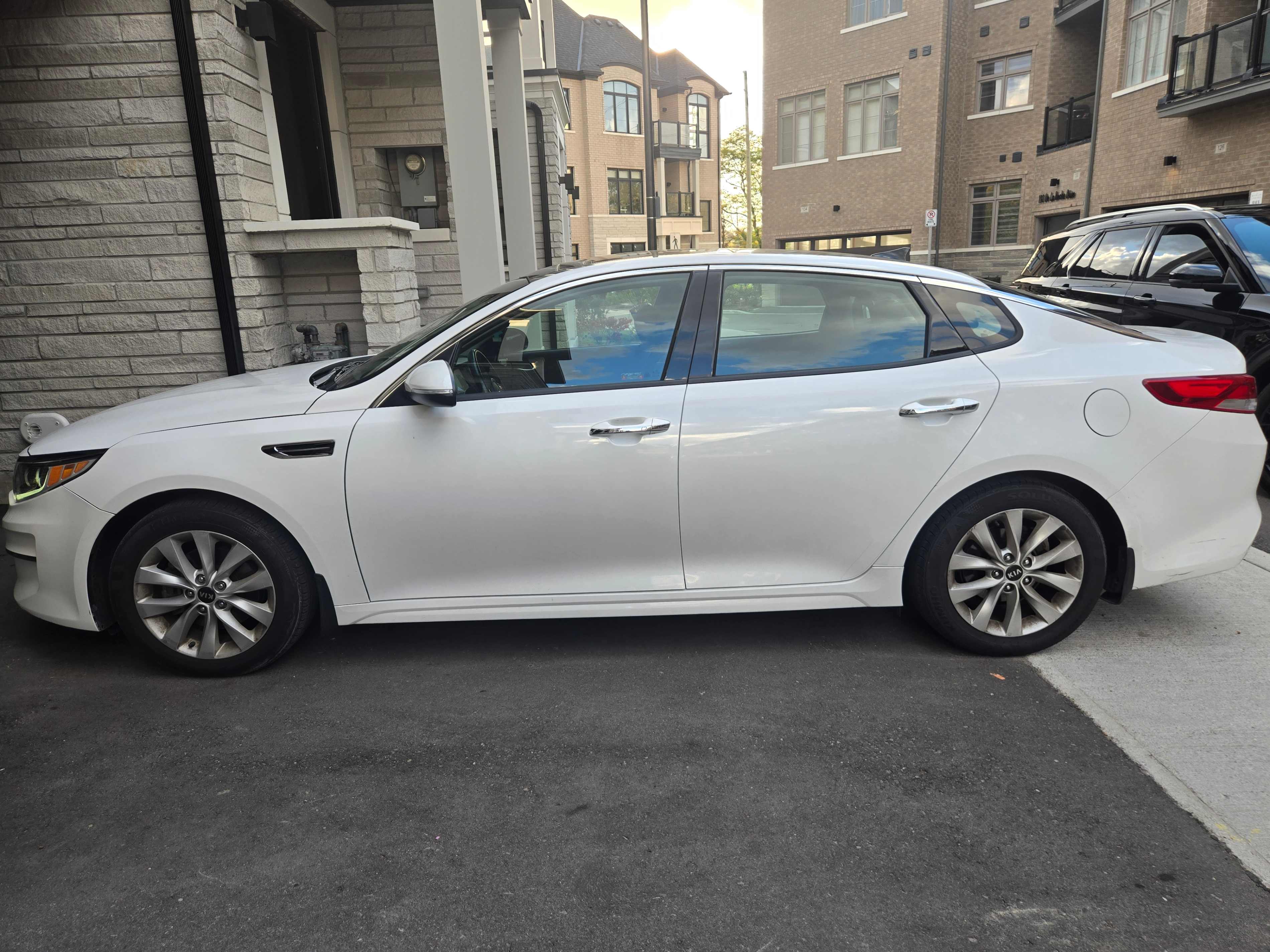 Photo 2 from auction – 2018 KIA OPTIMA EX with VIN 5XXGU4L36JG203605