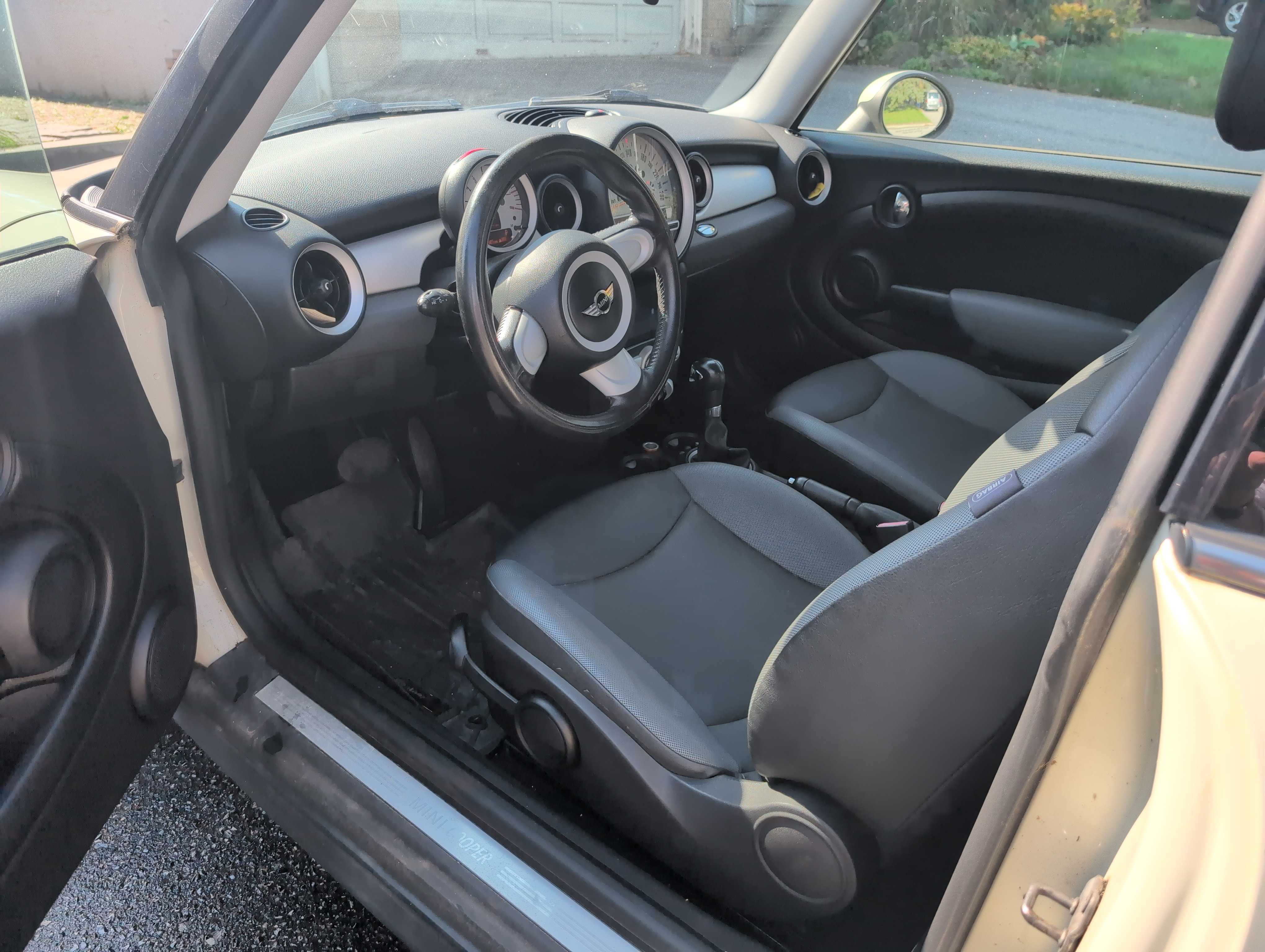 Photo 5 from auction – 2010 MINI COOPER HARDTOP 2DR CPE with VIN WMWMF3C59ATZ66692