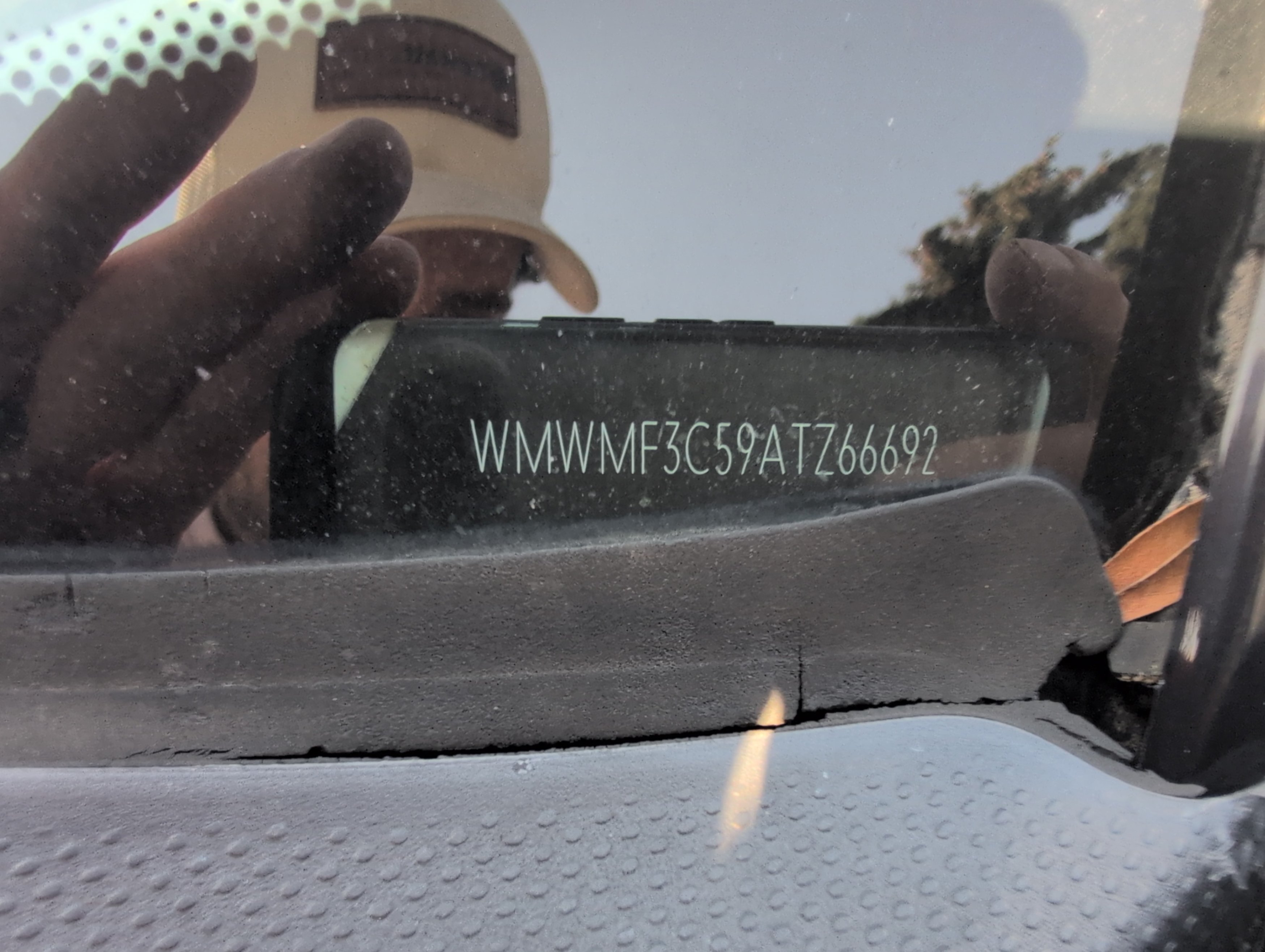 Photo 10 from auction – 2010 MINI COOPER HARDTOP 2DR CPE with VIN WMWMF3C59ATZ66692