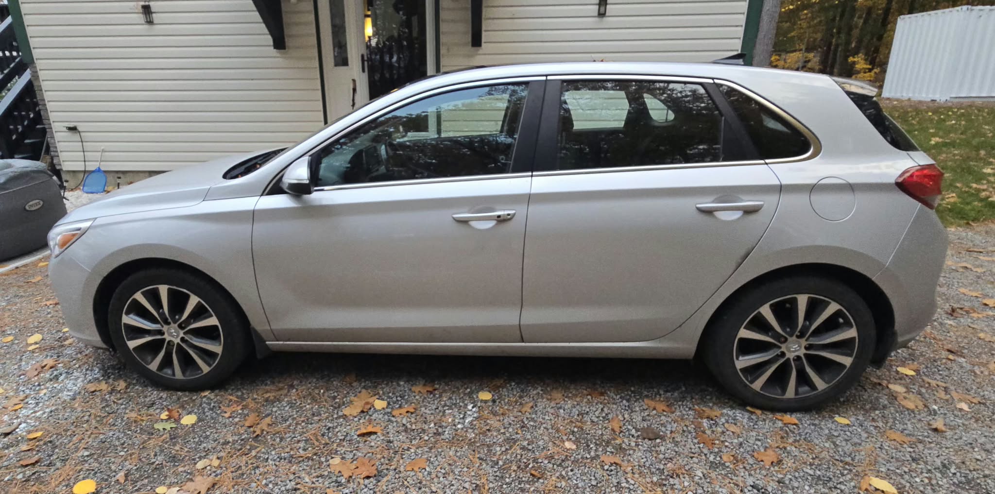 Снимка 2 от търг – 2019 HYUNDAI ELANTRA GT LUXURY с VIN KMHH35LE2KU100977