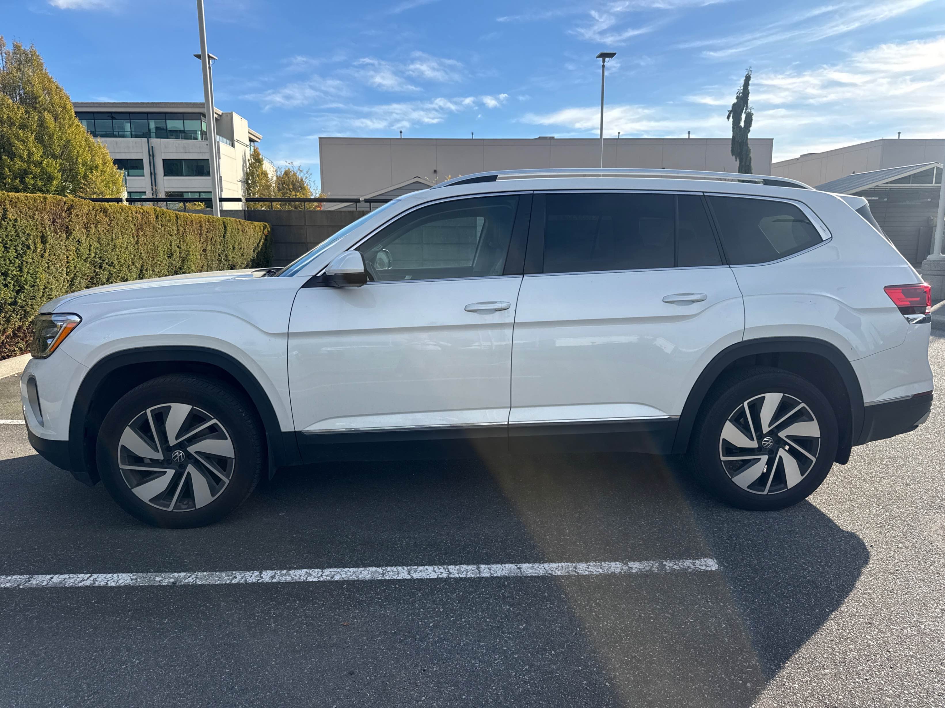 Photo 2 from auction – 2024 VOLKSWAGEN ATLAS HIGHLINE with VIN 1V2BR2CA2RC554696