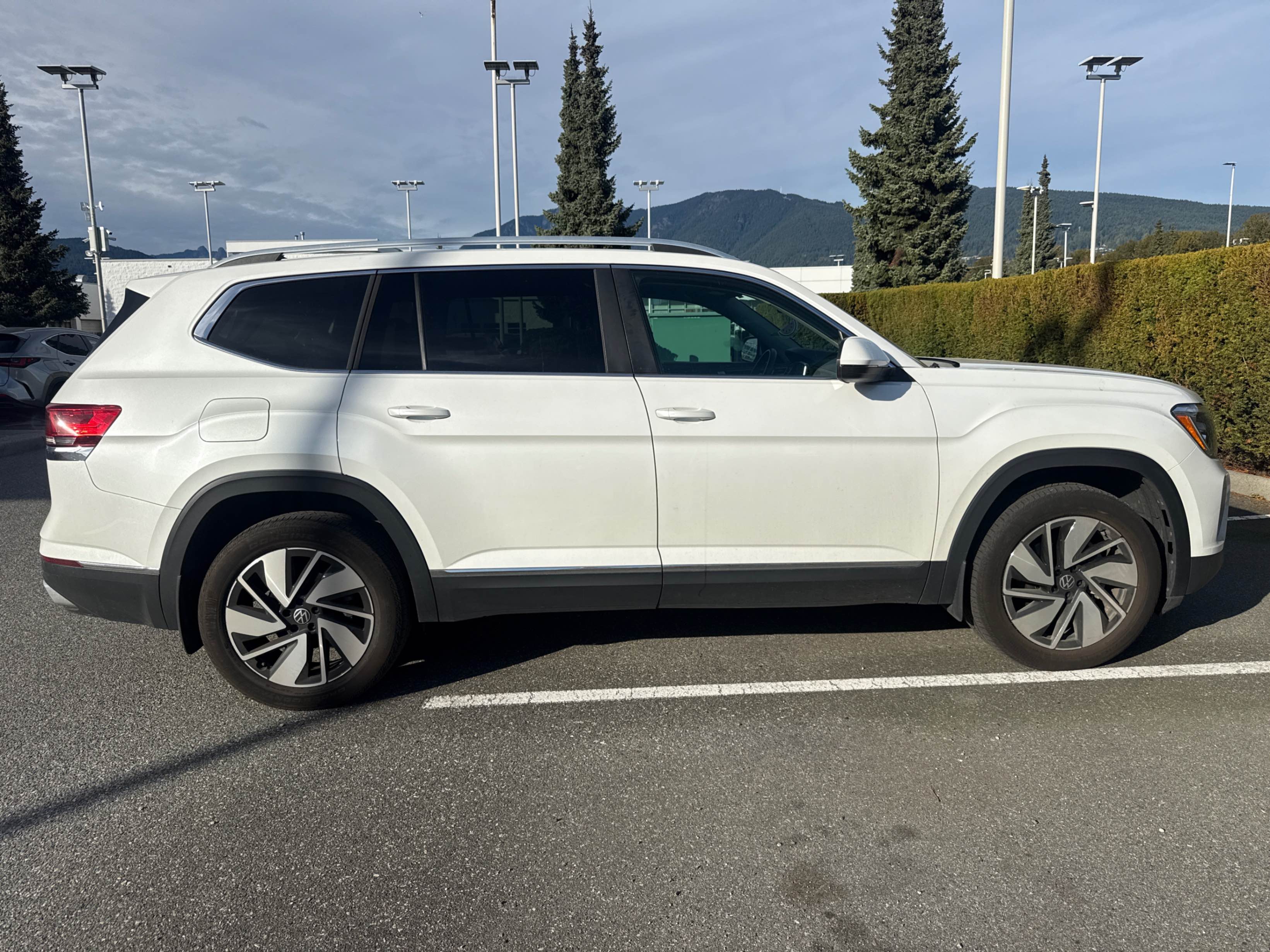 Photo 3 from auction – 2024 VOLKSWAGEN ATLAS HIGHLINE with VIN 1V2BR2CA2RC554696