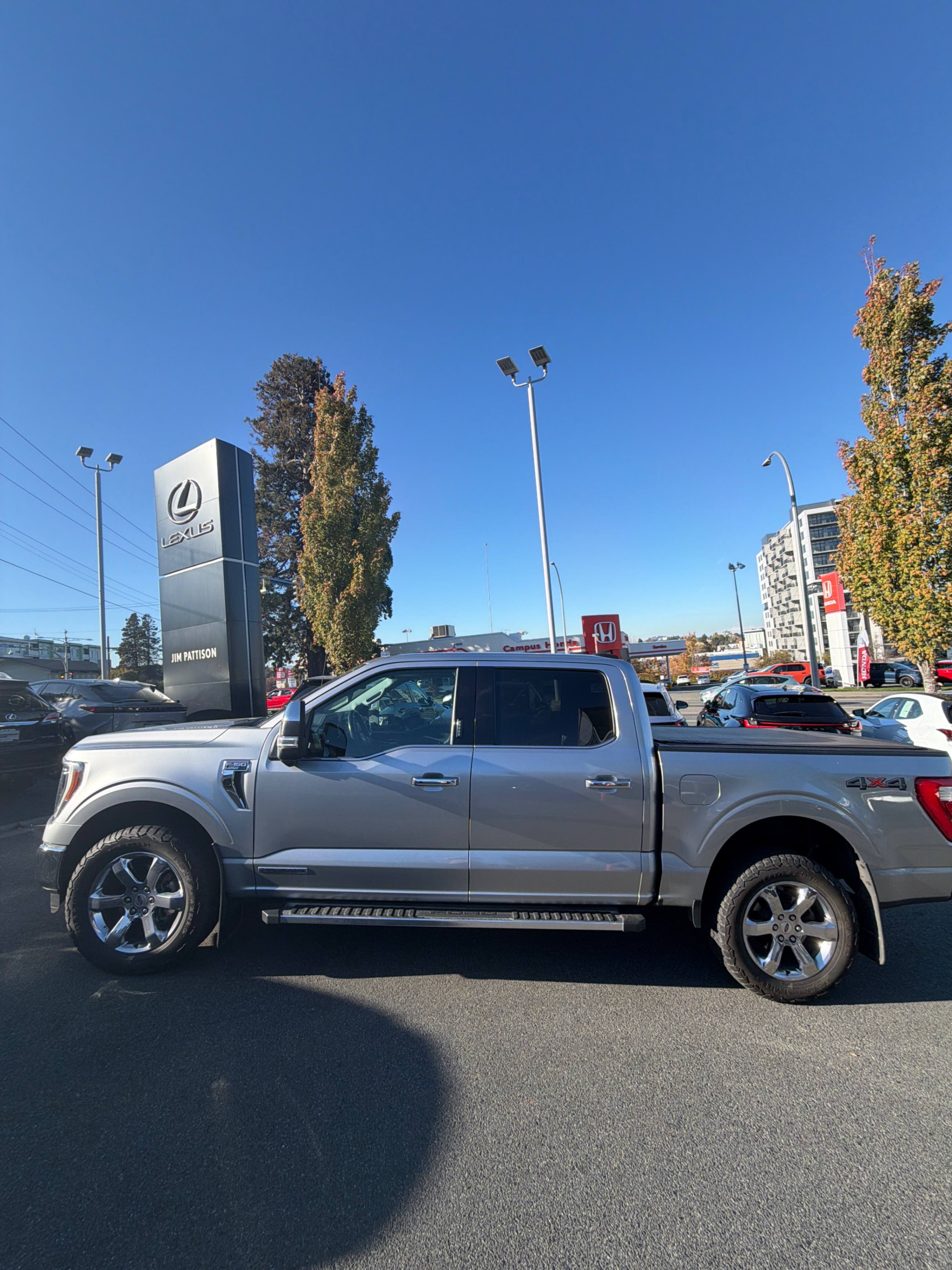 Снимка 2 от търг – 2022 FORD F-150 4WD SUPERCREW BOX с VIN 1FTFW1ED8NFA37179
