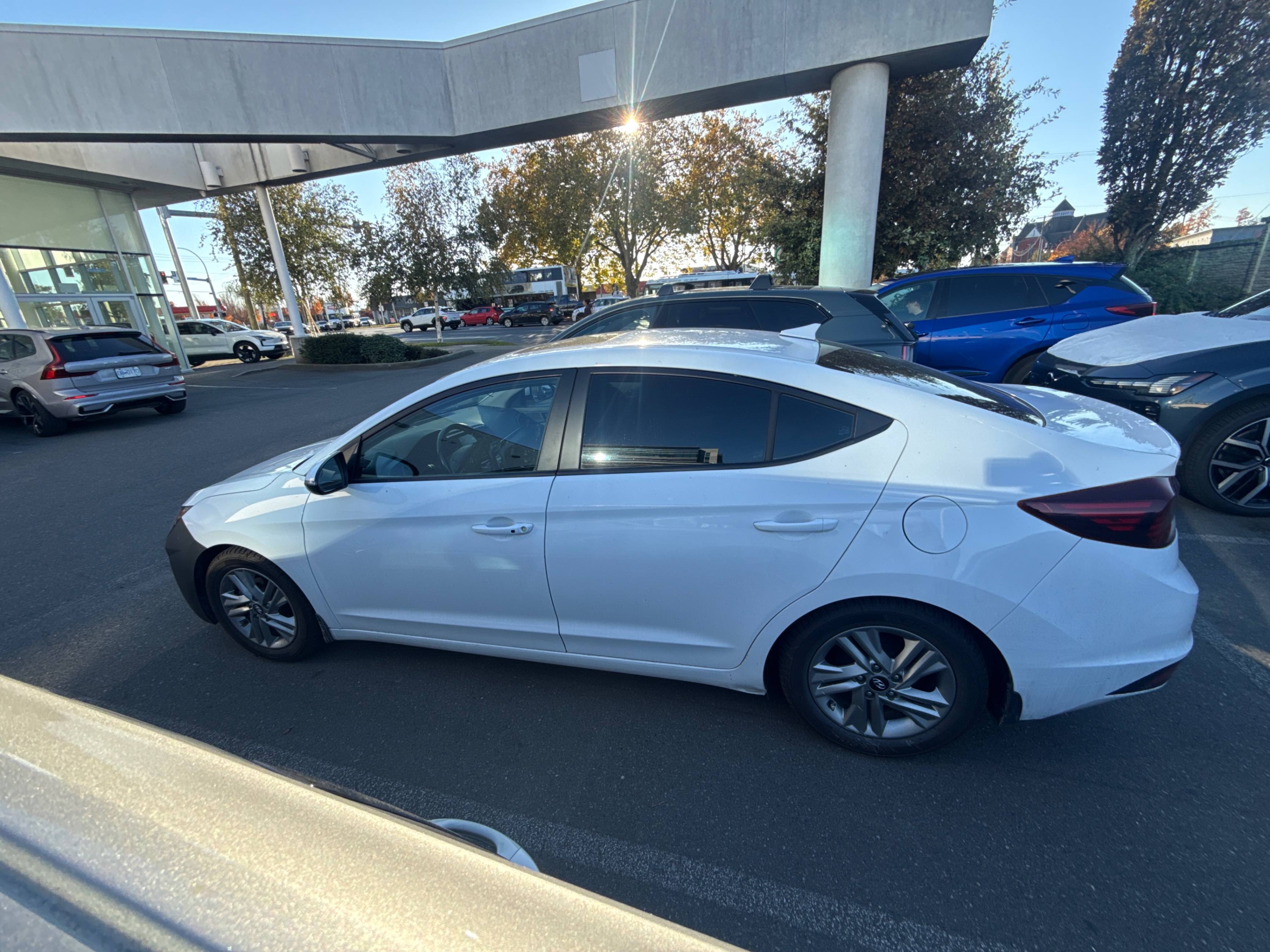 Снимка 2 от търг – 2020 HYUNDAI ELANTRA PREFERRED W/SUN & SAFETY PACKAGE IVT с VIN KMHD84LF3LU946460