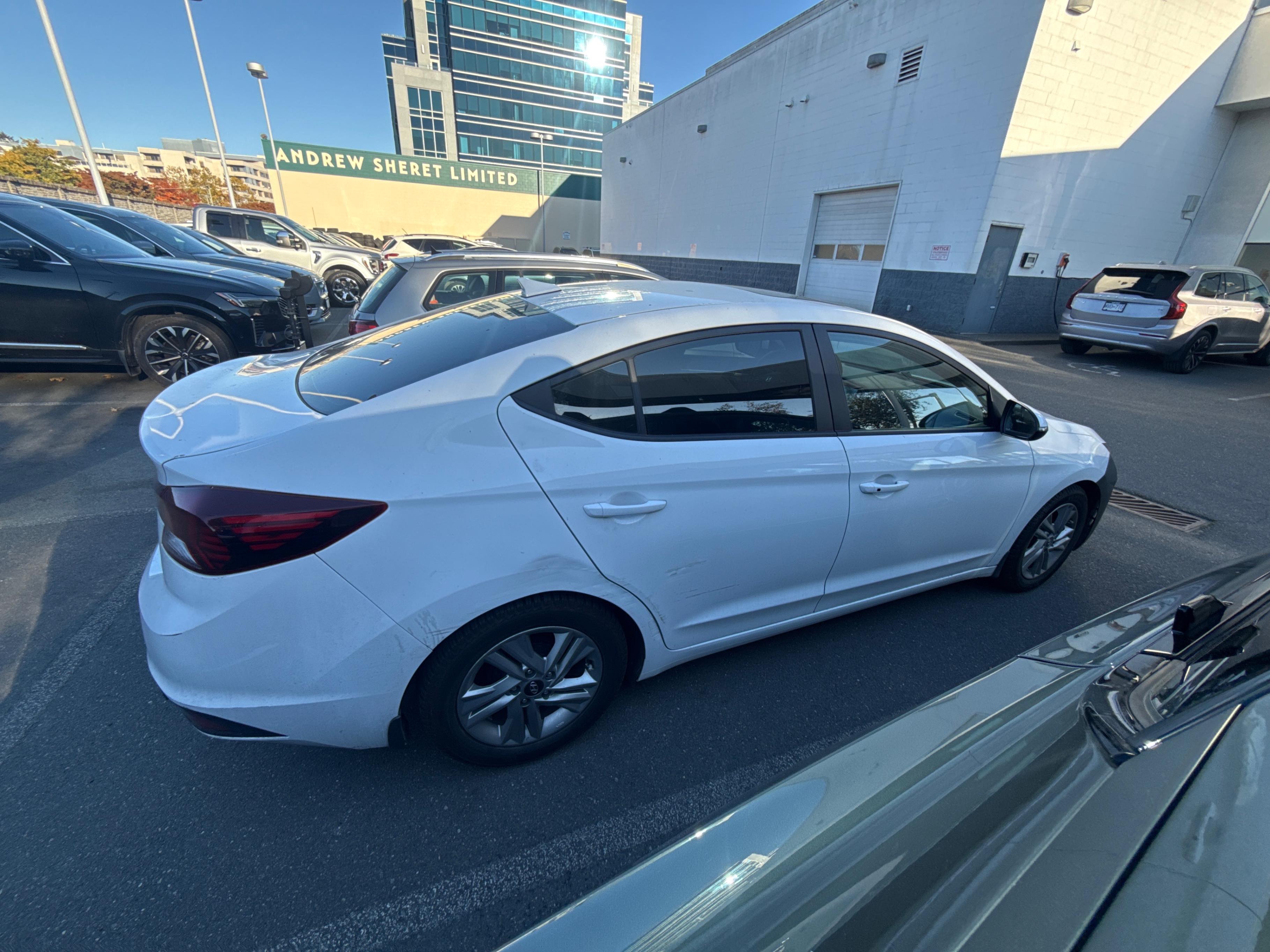 Снимка 3 от търг – 2020 HYUNDAI ELANTRA PREFERRED W/SUN & SAFETY PACKAGE IVT с VIN KMHD84LF3LU946460