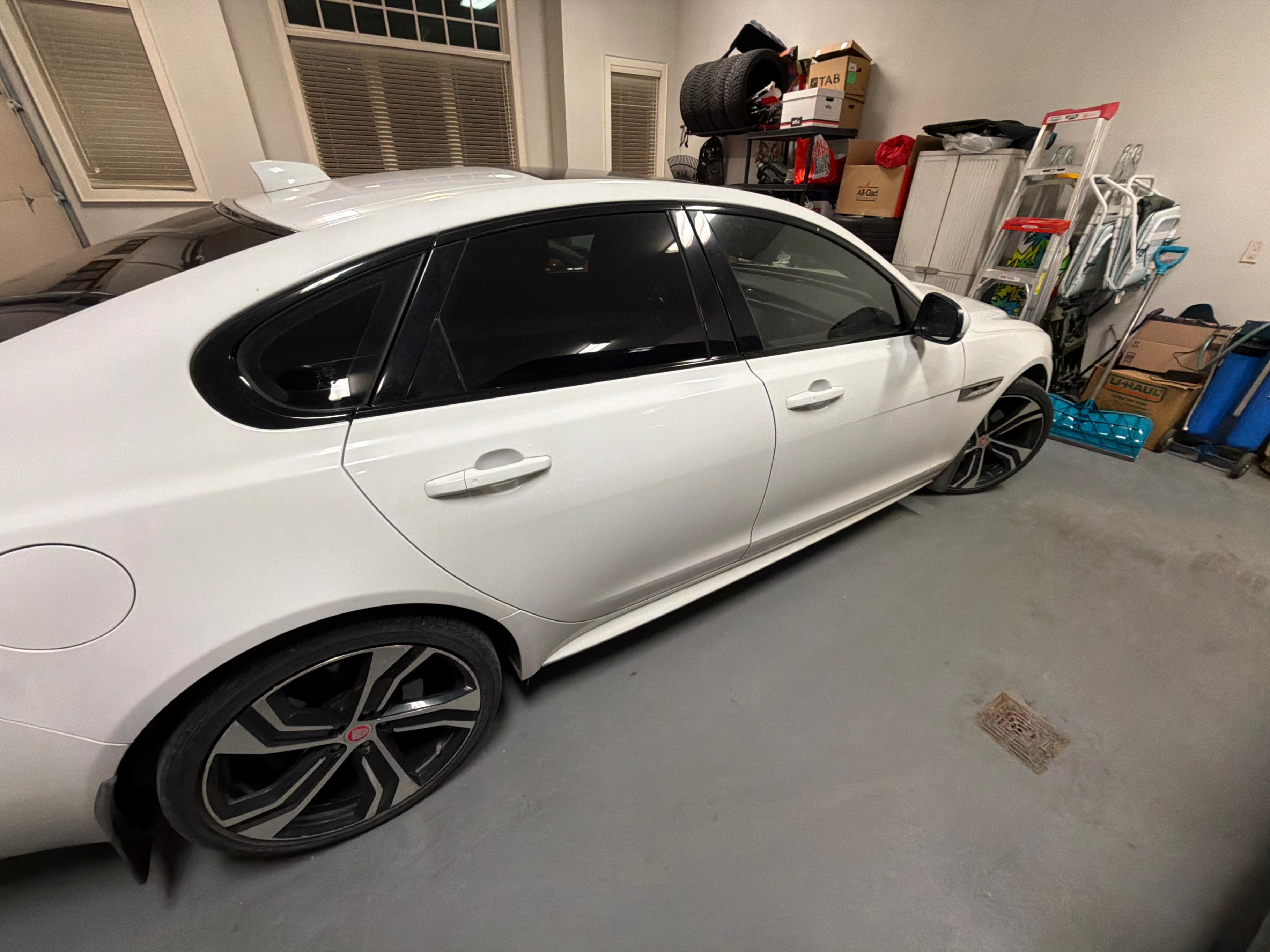 Снимка 3 от търг – 2017 JAGUAR XF 20D R-SPORT с VIN SAJBL4BN3HCY42892
