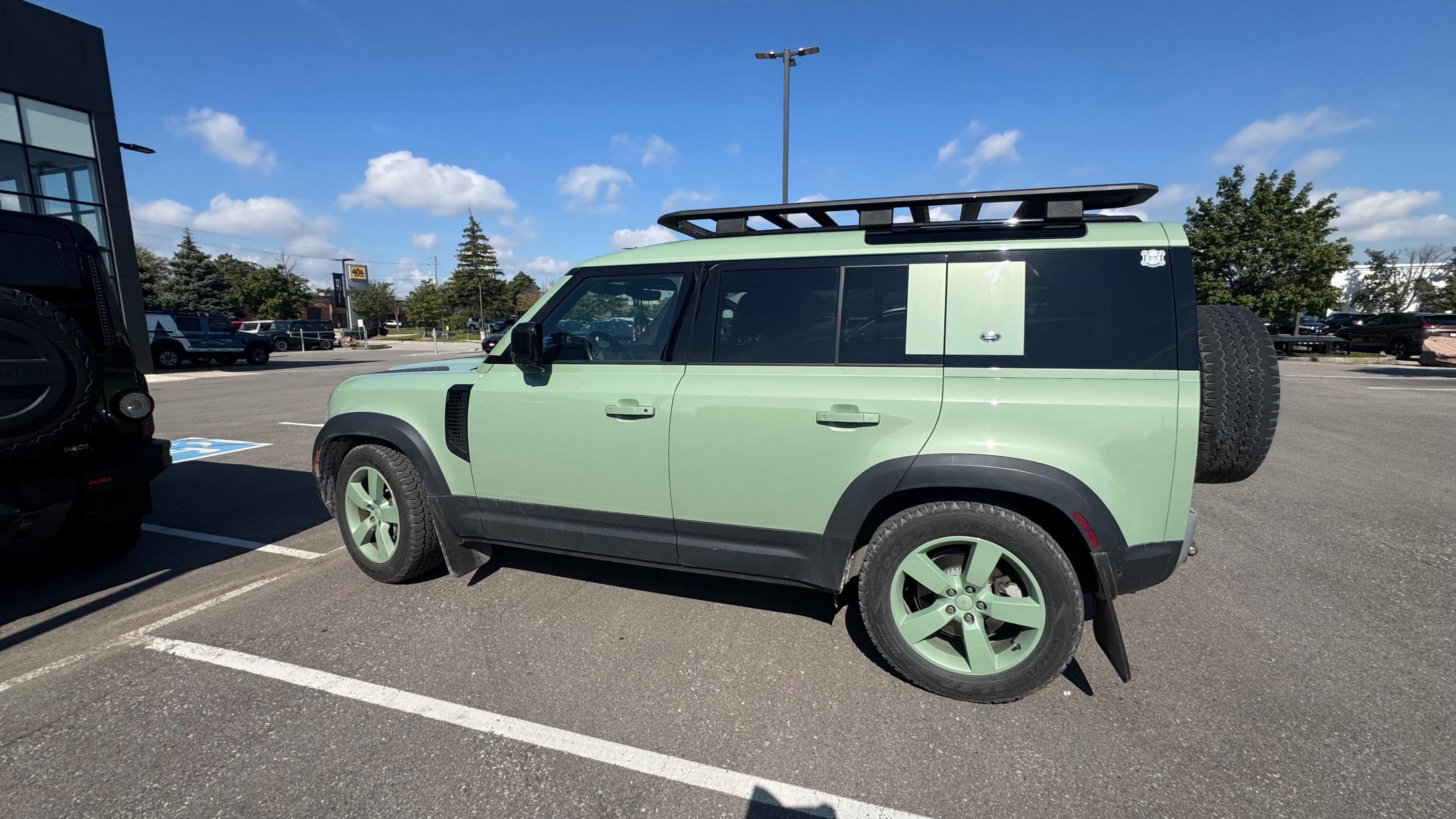 Снимка 2 от търг – 2023 LAND ROVER DEFENDER 75TH EDITION с VIN SALEW7EU7P2193215