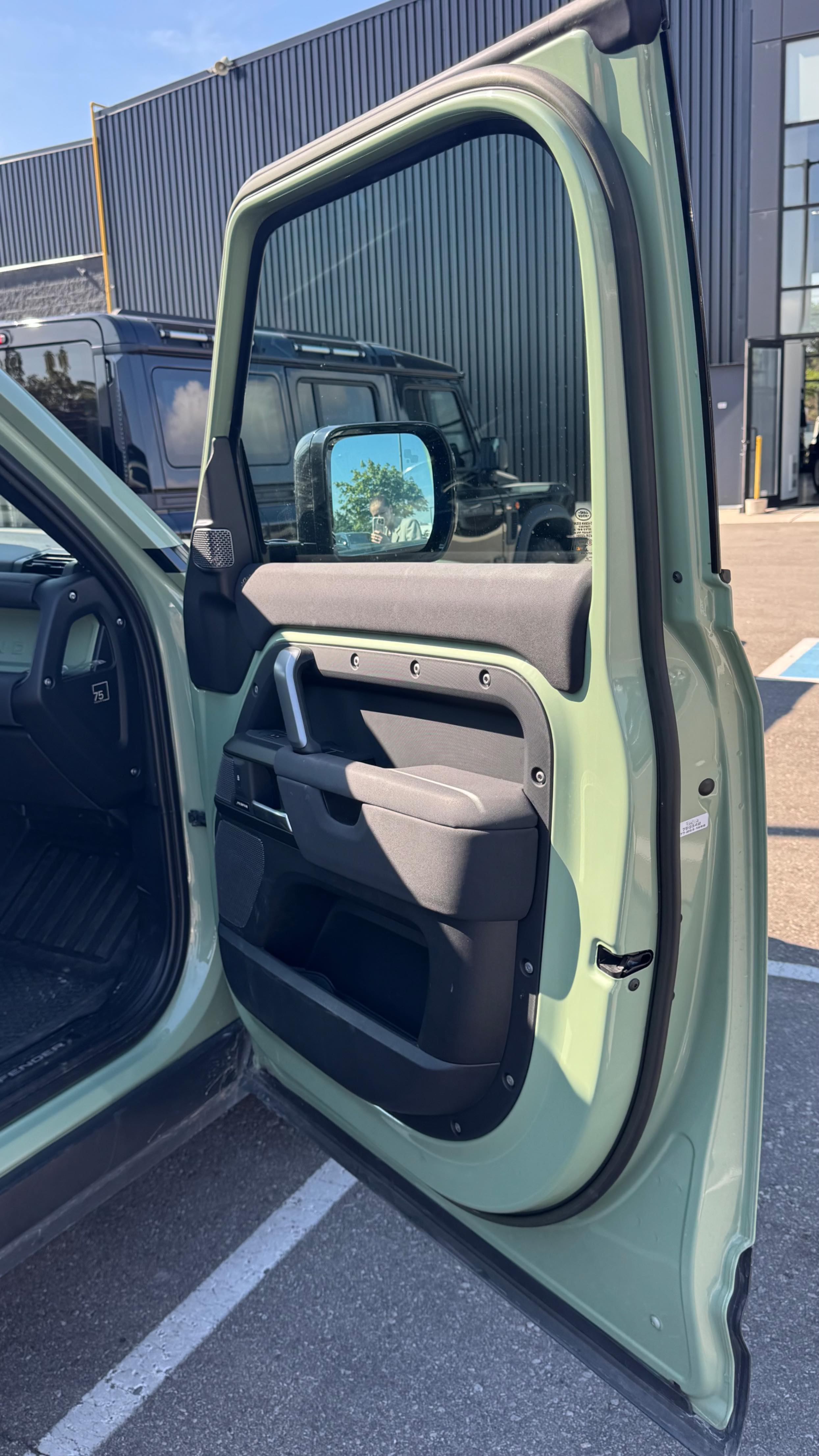 Снимка 12 от търг – 2023 LAND ROVER DEFENDER 75TH EDITION с VIN SALEW7EU7P2193215