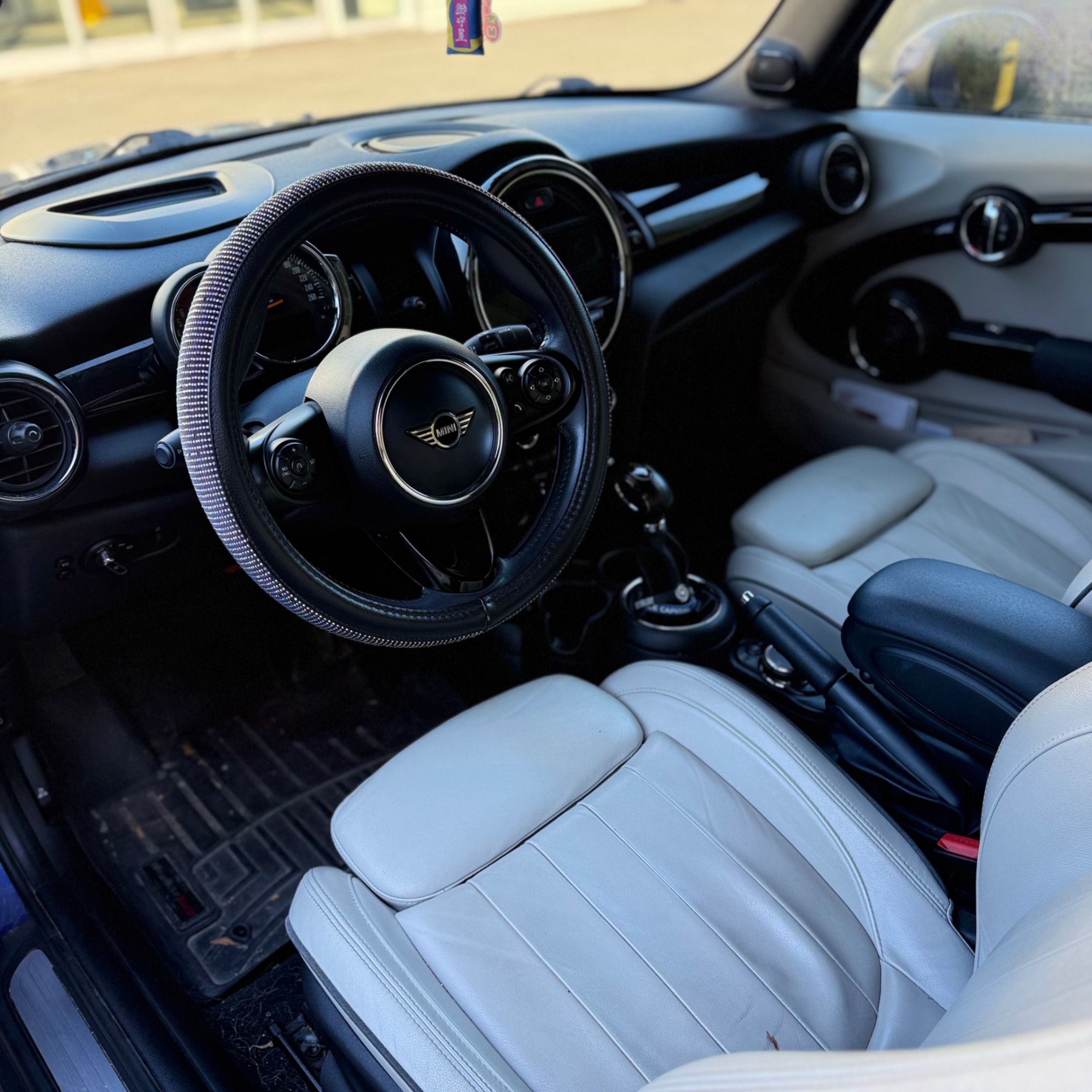 Photo 5 from auction – 2019 MINI CONVERTIBLE COOPER S with VIN WMWWG9C50K3E41646