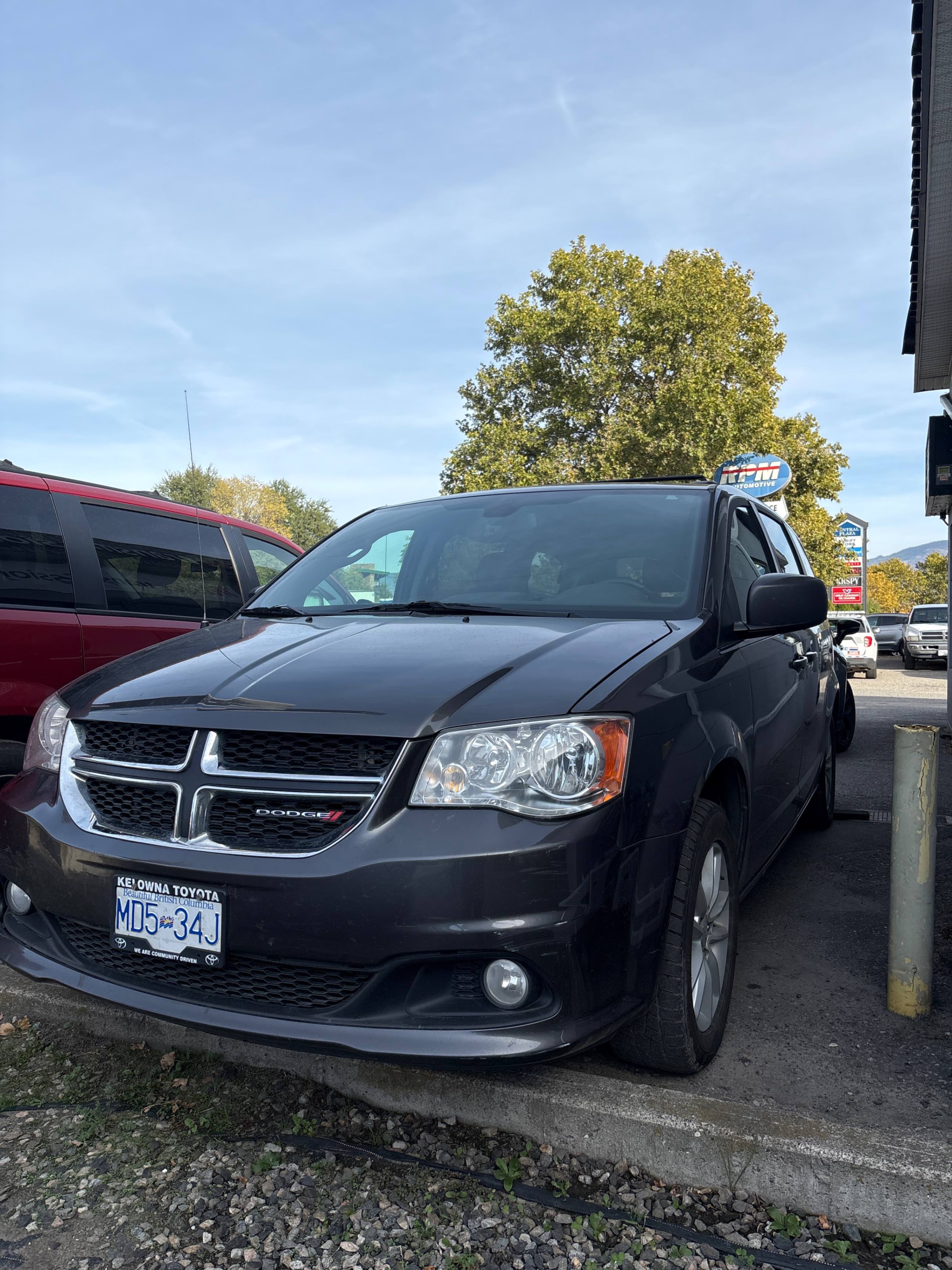 DODGE GRAND CARAVAN SXT PREMIUM PLUS 2019 с VIN 2C4RDGBG7KR633098 - Снимка от търг