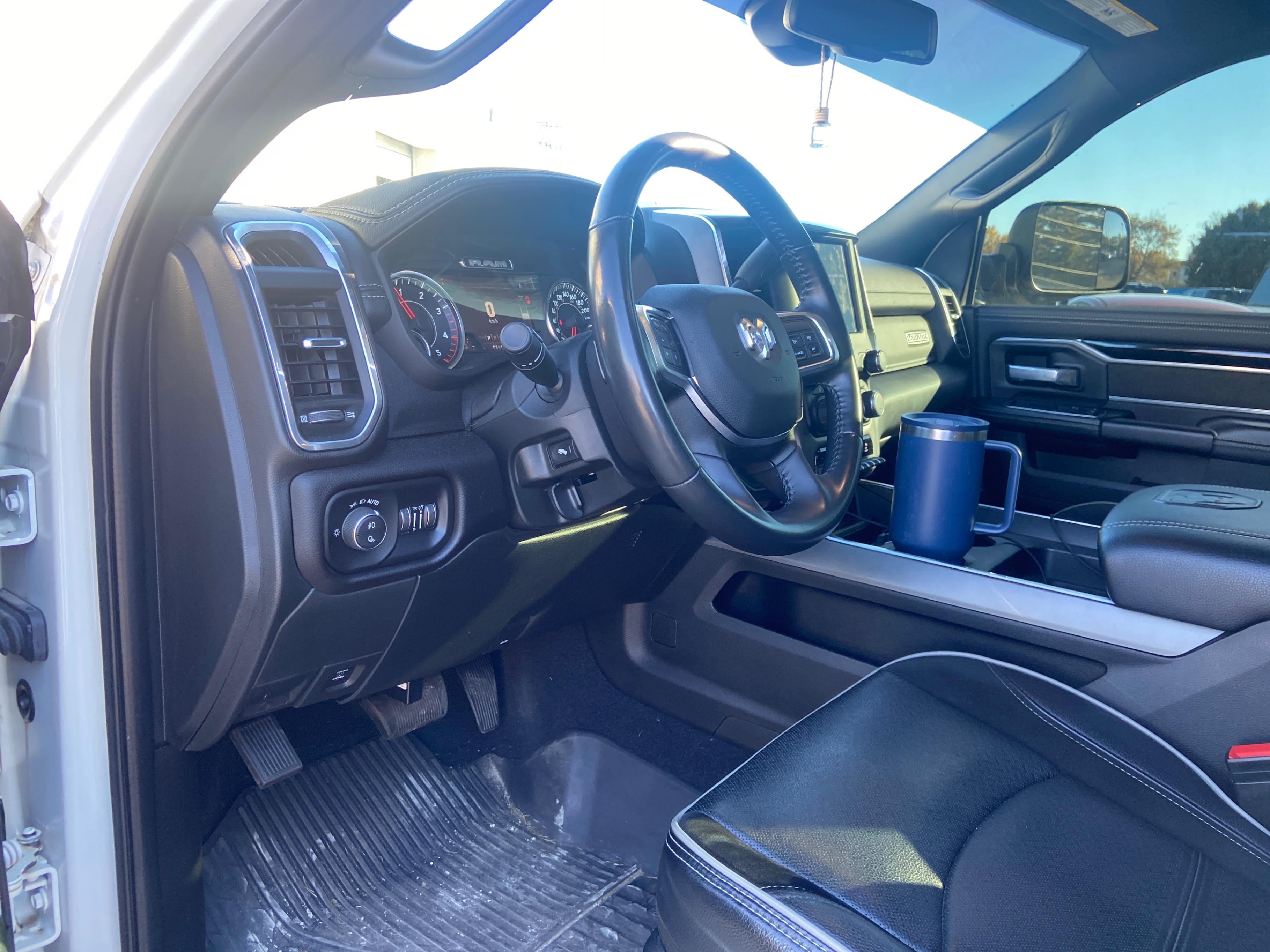 Снимка 5 от търг – 2022 RAM 3500 LARAMIE с VIN 3C63R3EL2NG240068