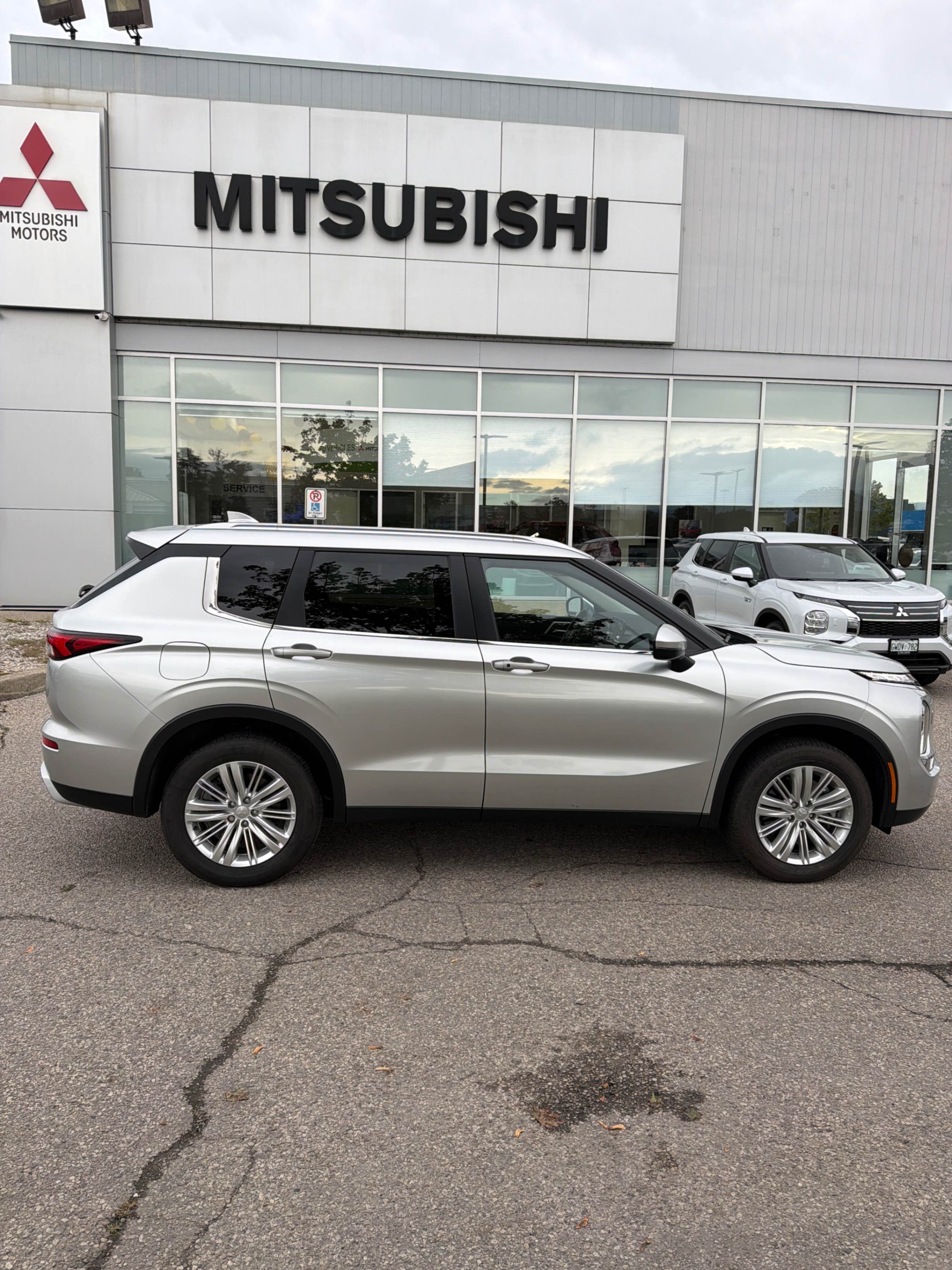 Снимка 3 от търг – 2024 MITSUBISHI OUTLANDER S-AWC с VIN JA4J4VA84RZ633484