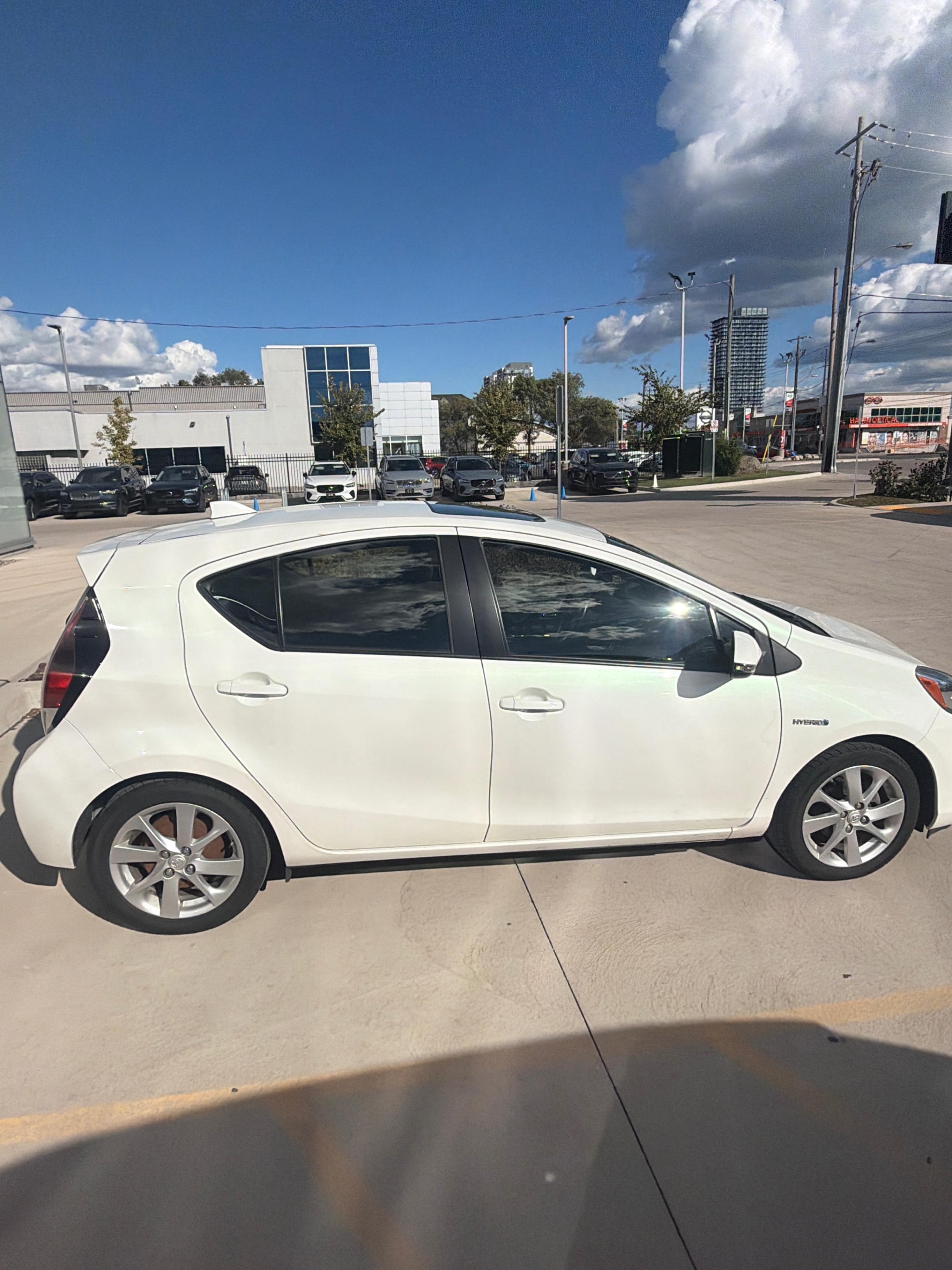 Снимка 3 от търг – 2016 TOYOTA PRIUS C 5DR HB с VIN JTDKDTB30G1138129