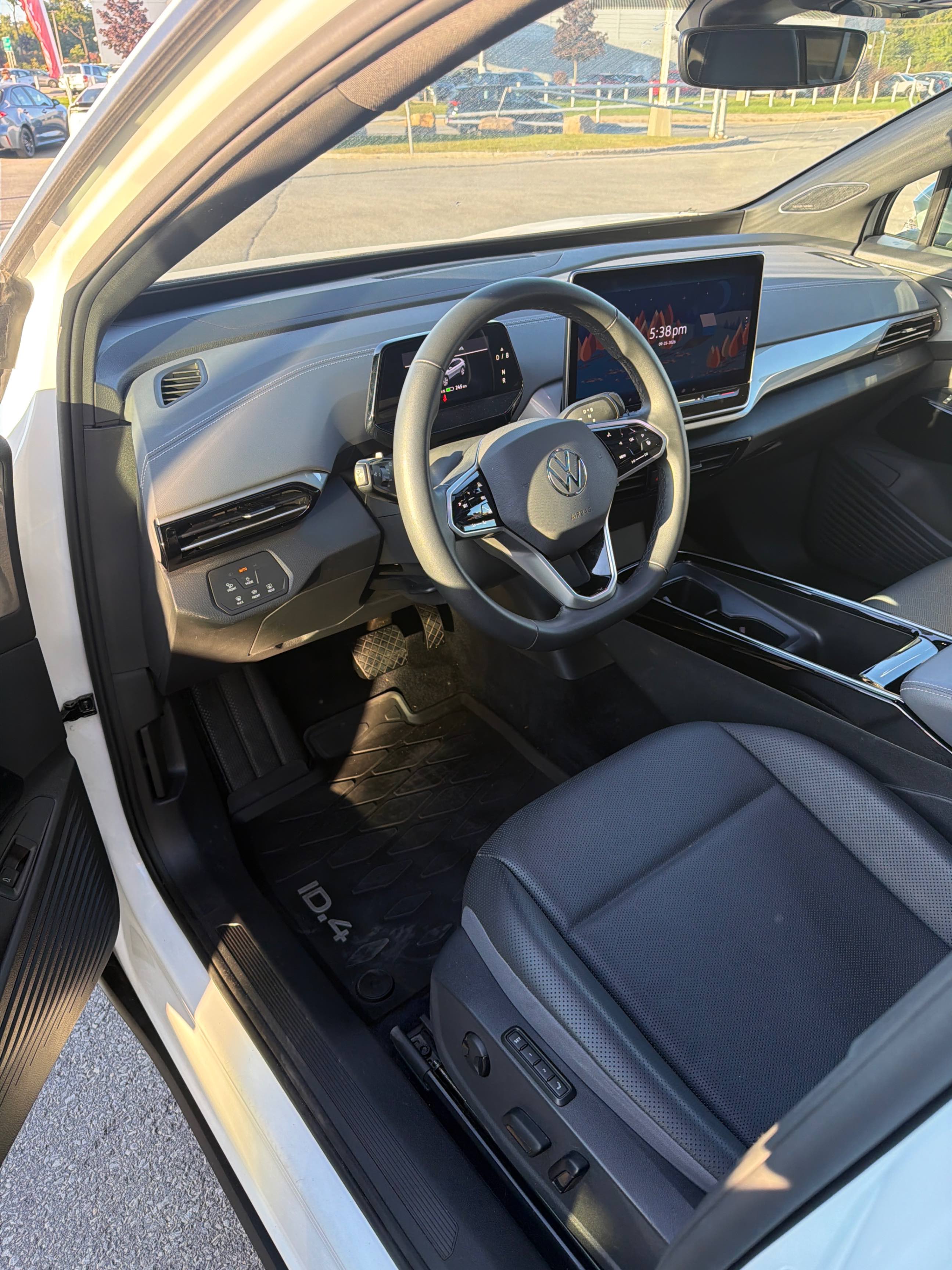 Photo 5 from auction – 2024 VOLKSWAGEN ID.4 PRO S with VIN 1V2JSPE82RC003563