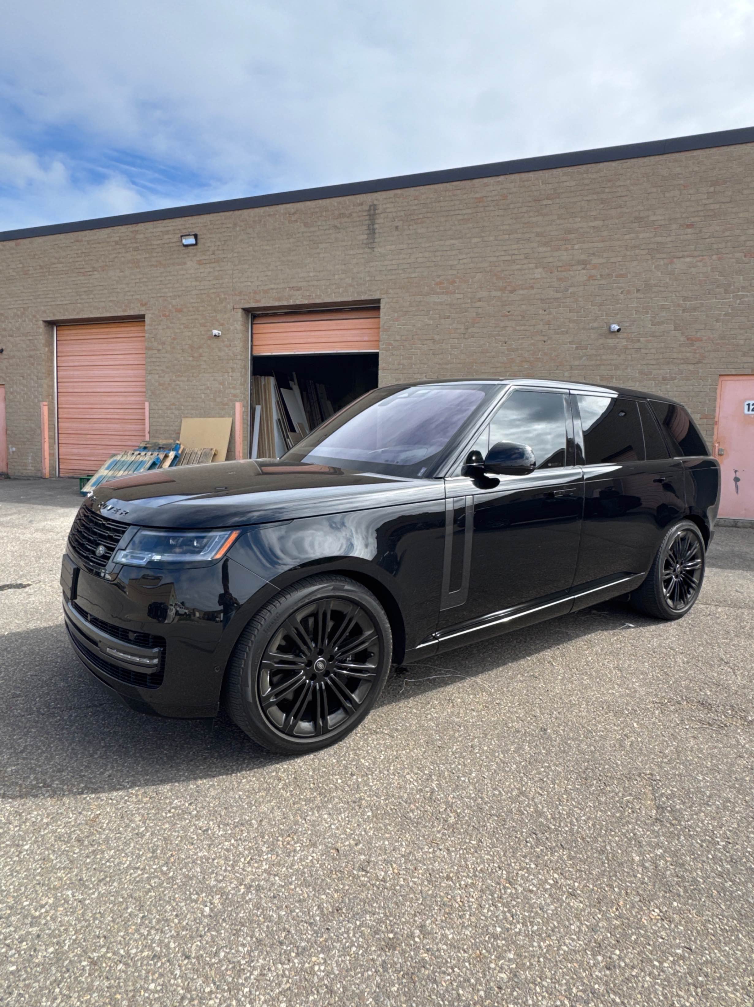 LAND ROVER RANGE ROVER SE 2023 with VIN SALKPBE74PA054355 - Photo from auction