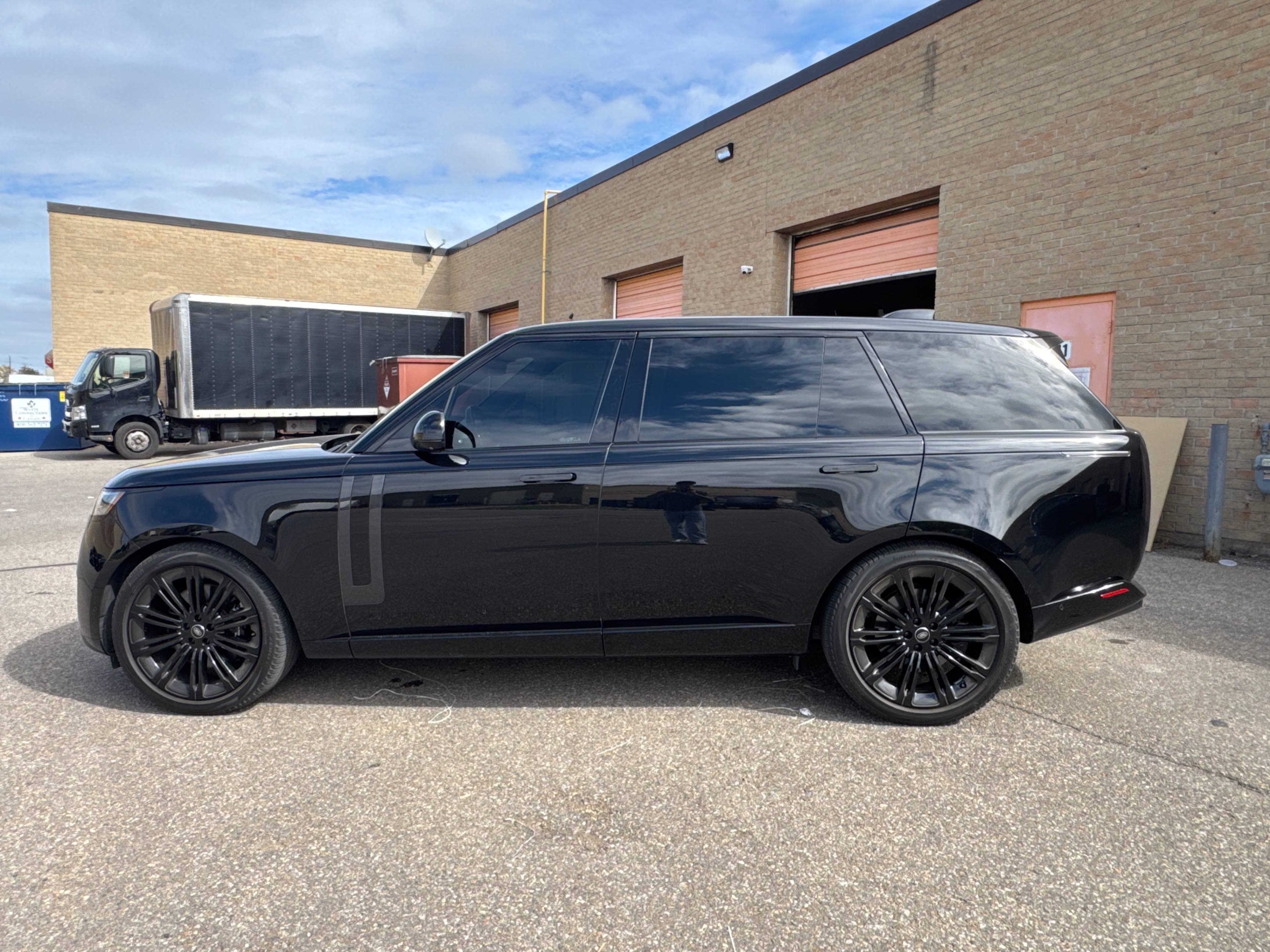 Photo 2 from auction – 2023 LAND ROVER RANGE ROVER SE with VIN SALKPBE74PA054355